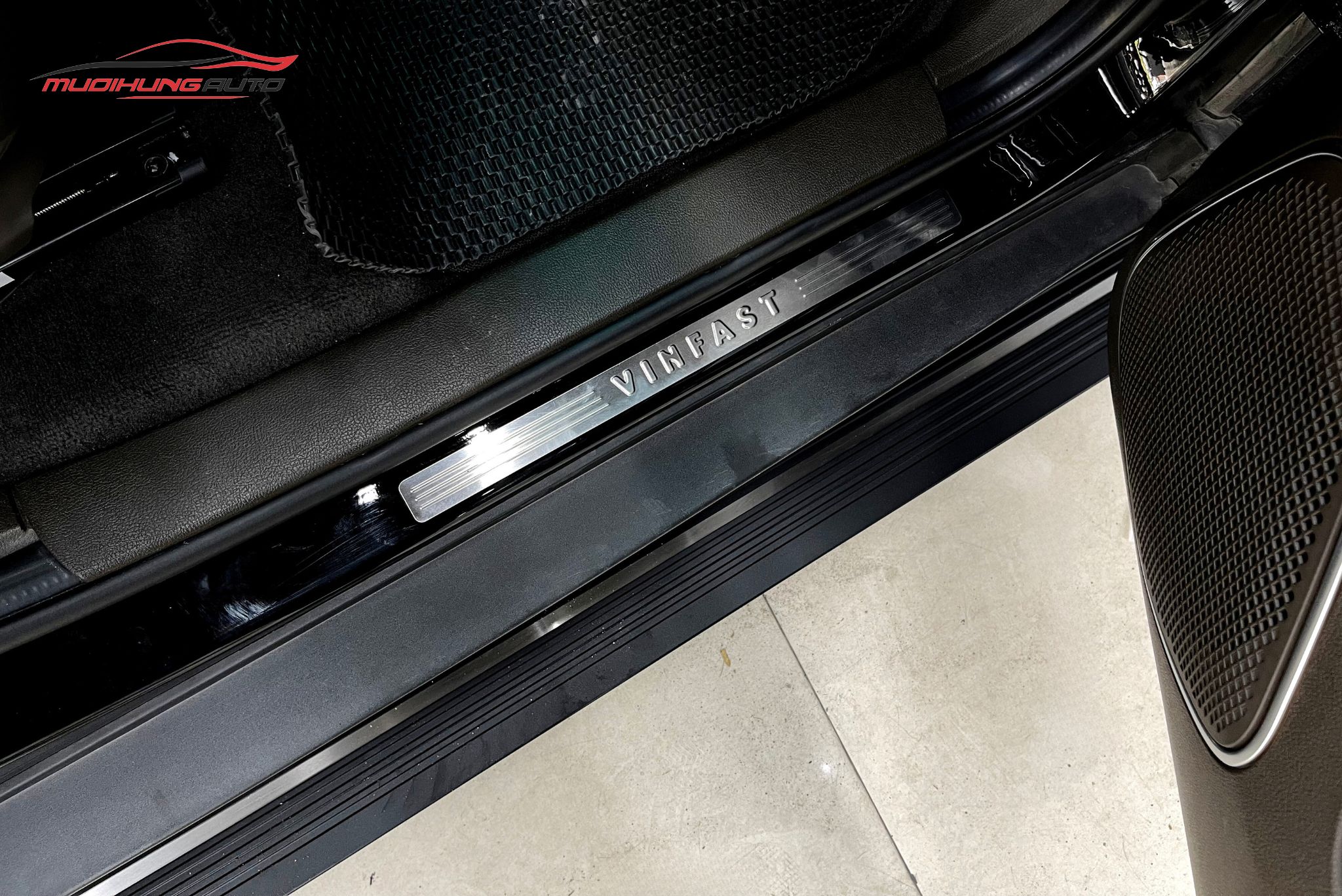 Bậc dẫm điện tự động Vinfast President