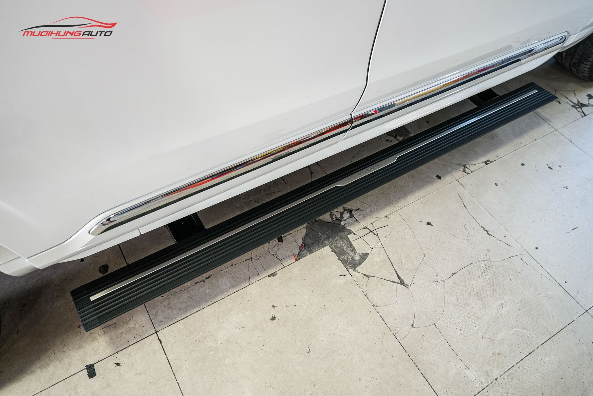 Bậc dẫm điện tự động Volvo XC90 2023