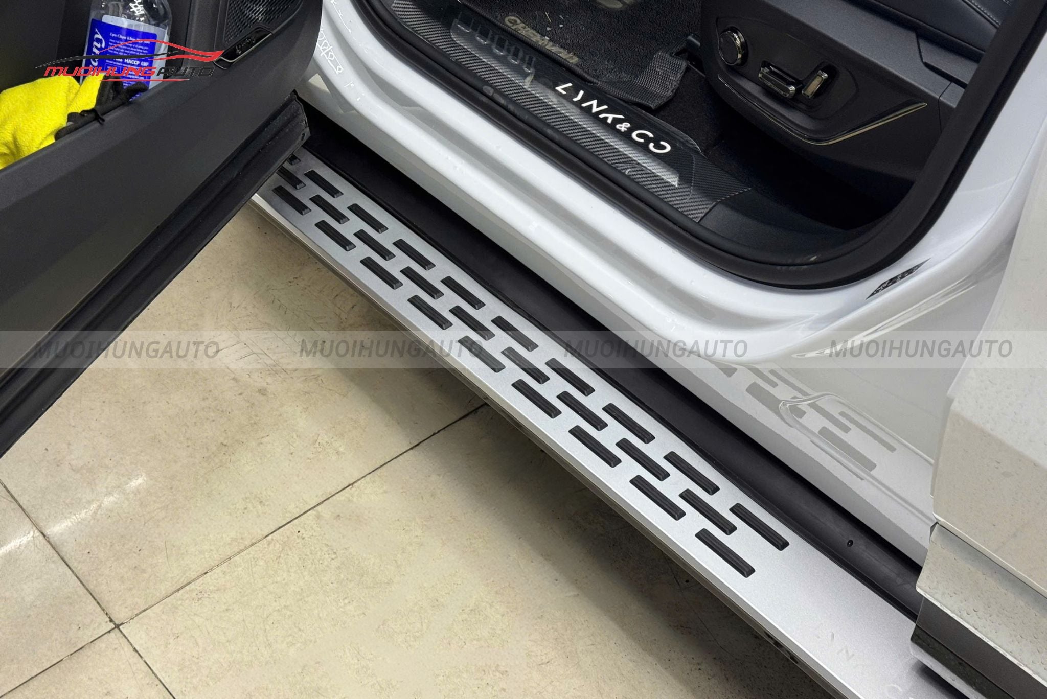 Bậc lên xuống Lynk & Co 01 2025