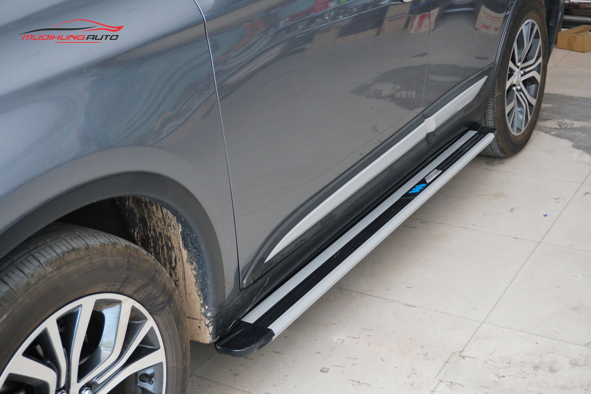 Bậc lên xuống Mitsubishi Outlander