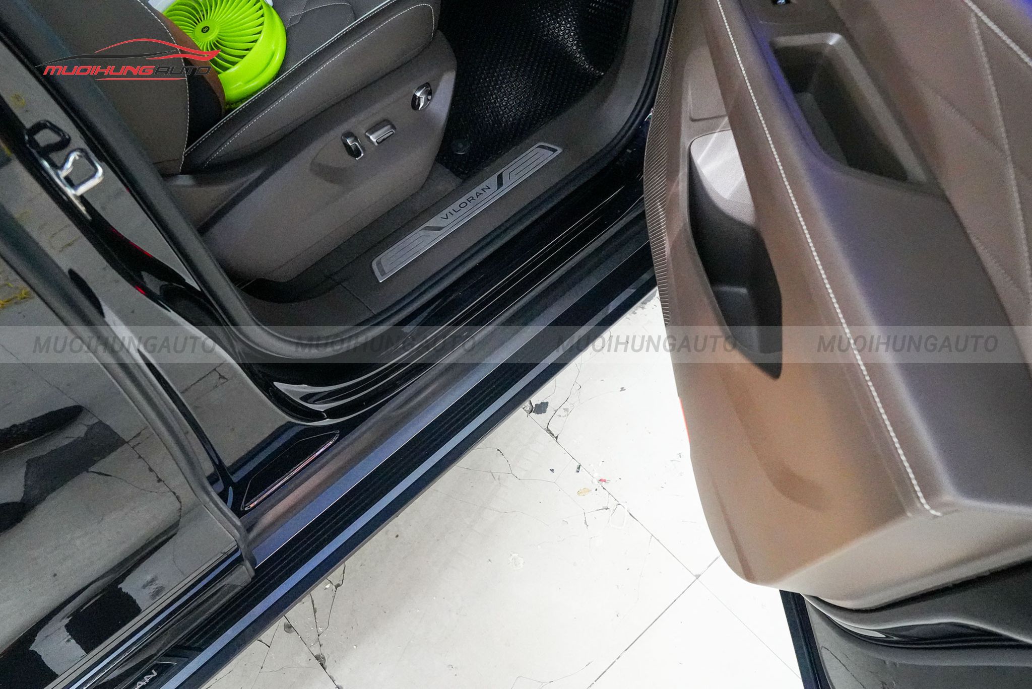 Bậc lên xuống Volkswagen Viloran 2024