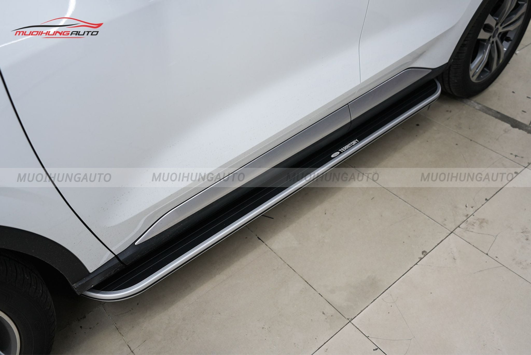 Bậc lên xuống xe Ford Territory 2024