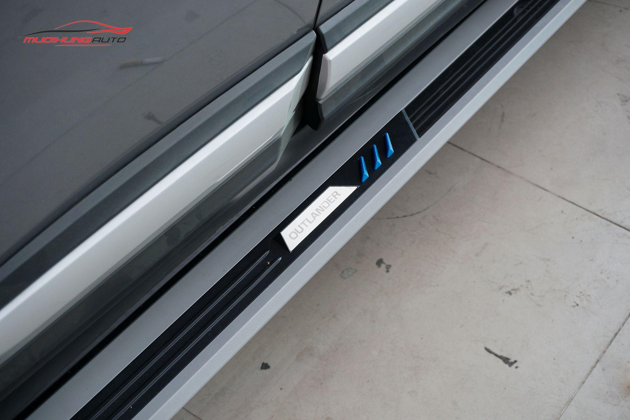 Bậc lên xuống xe Mitsubishi Outlander