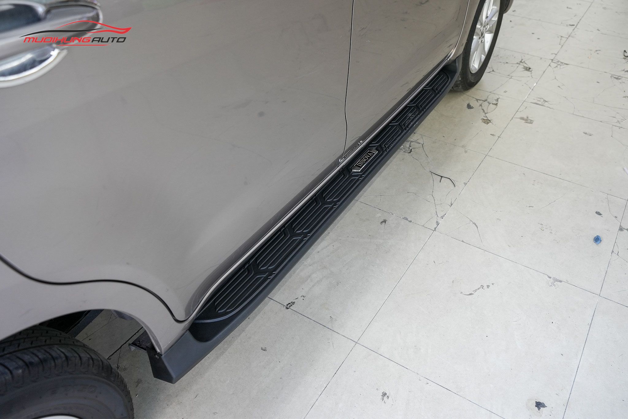 Bậc lên xuống xe Toyota Innova 2022 - 2023