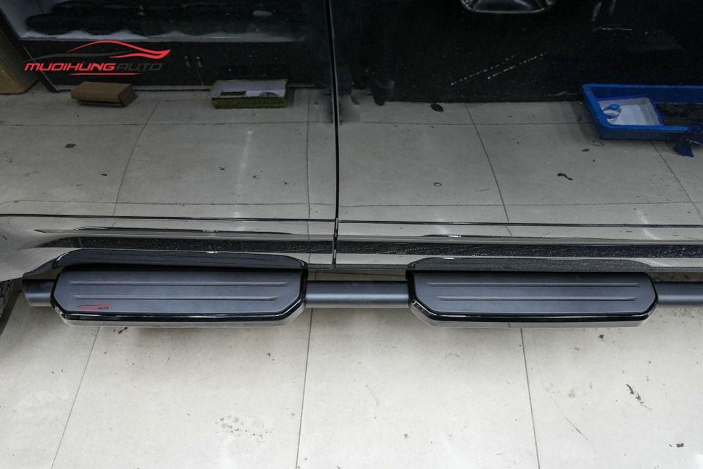 Bệ bước chân Defender