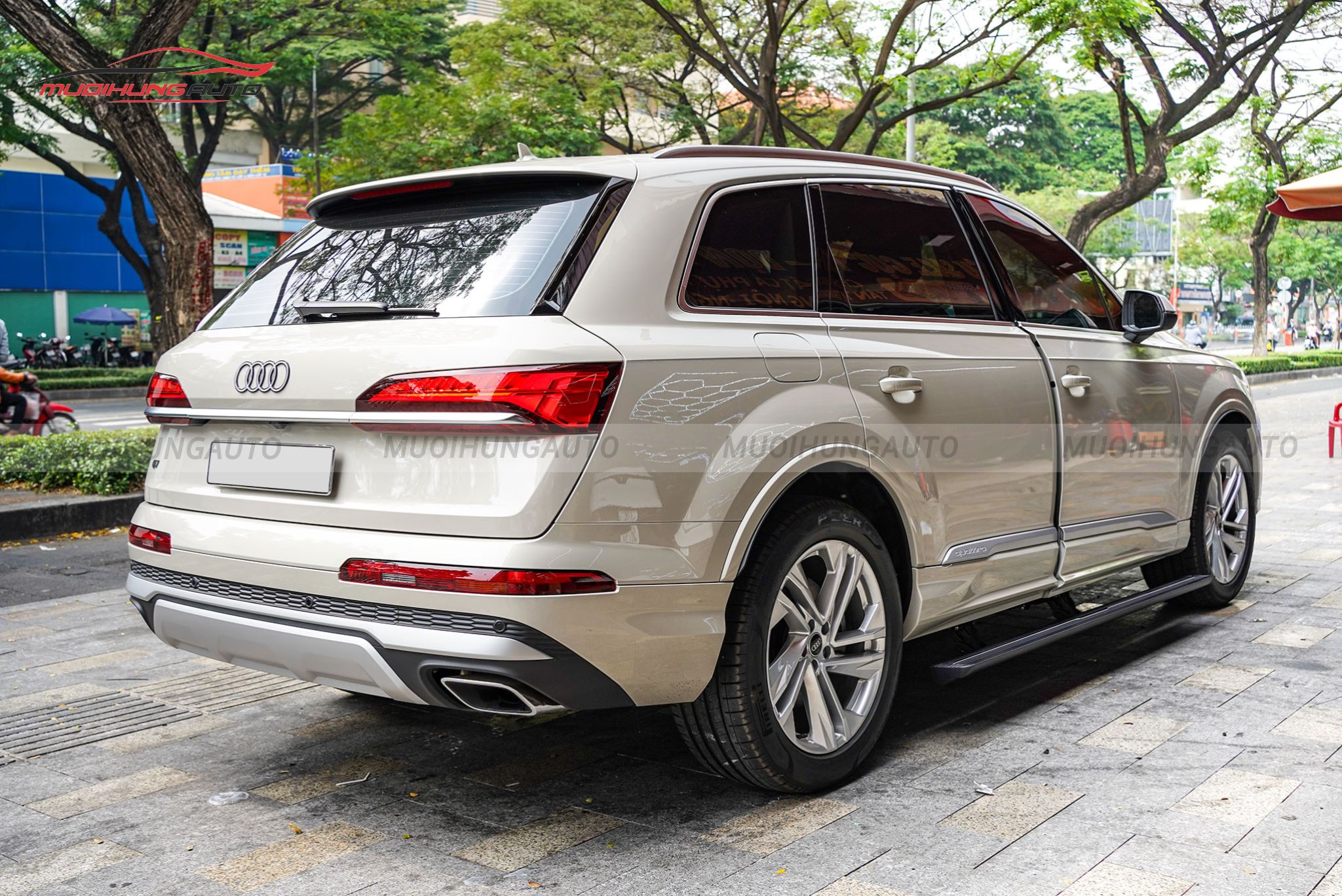 Bệ bước chân điện Audi Q7 2024