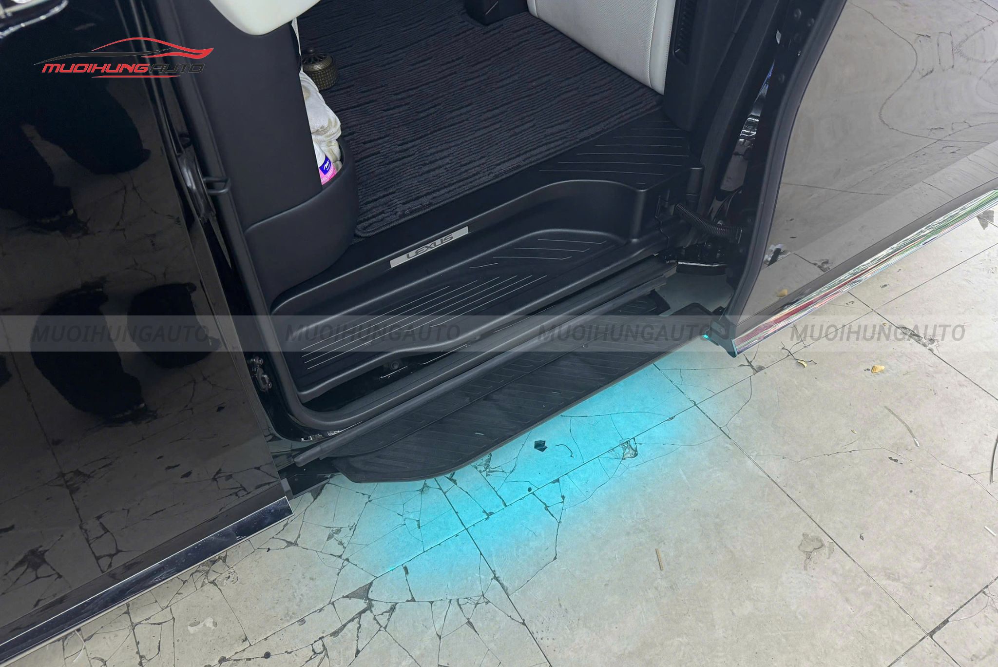 Bệ bước chân điện Lexus LM350