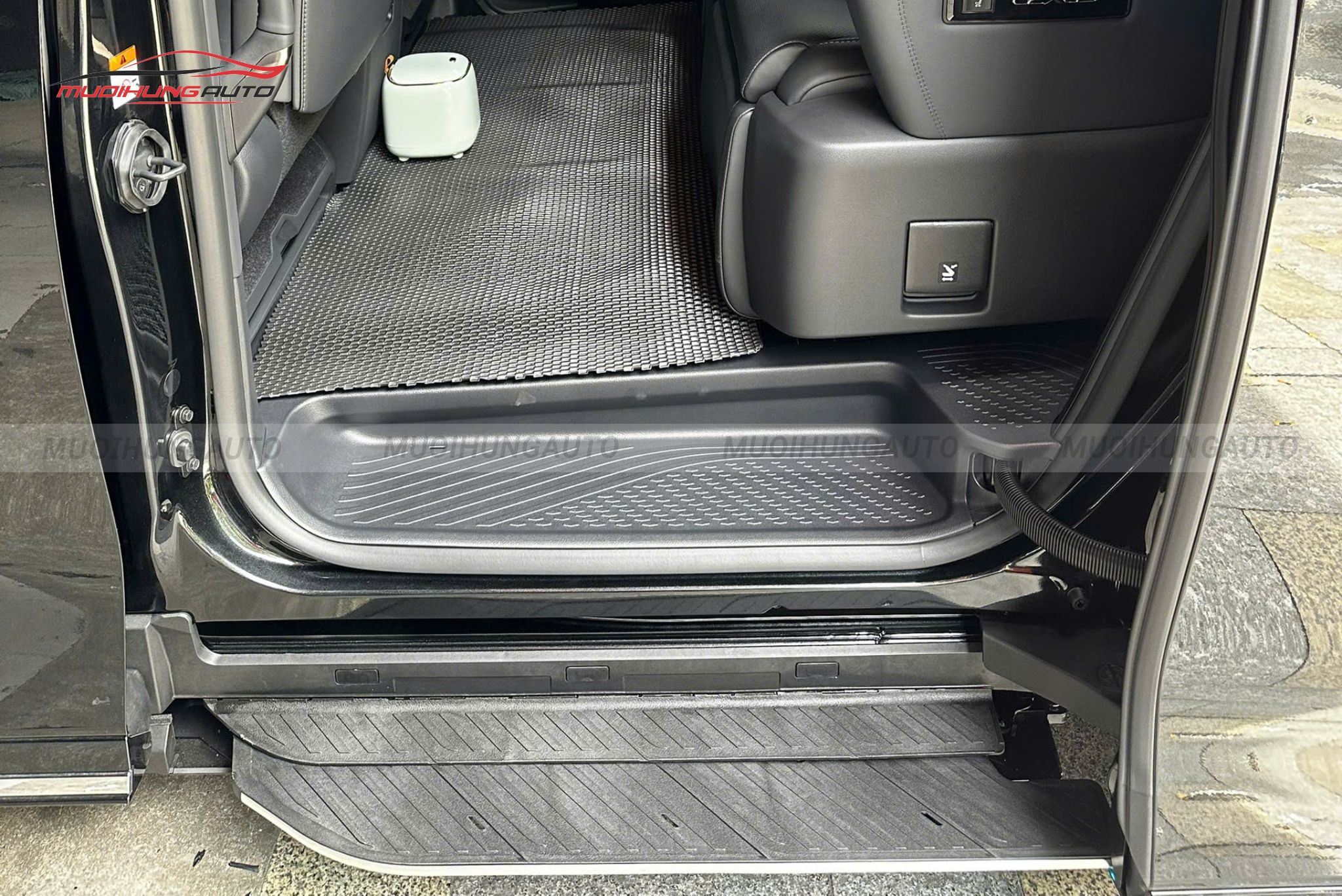 Bệ bước chân điện Lexus LM500h