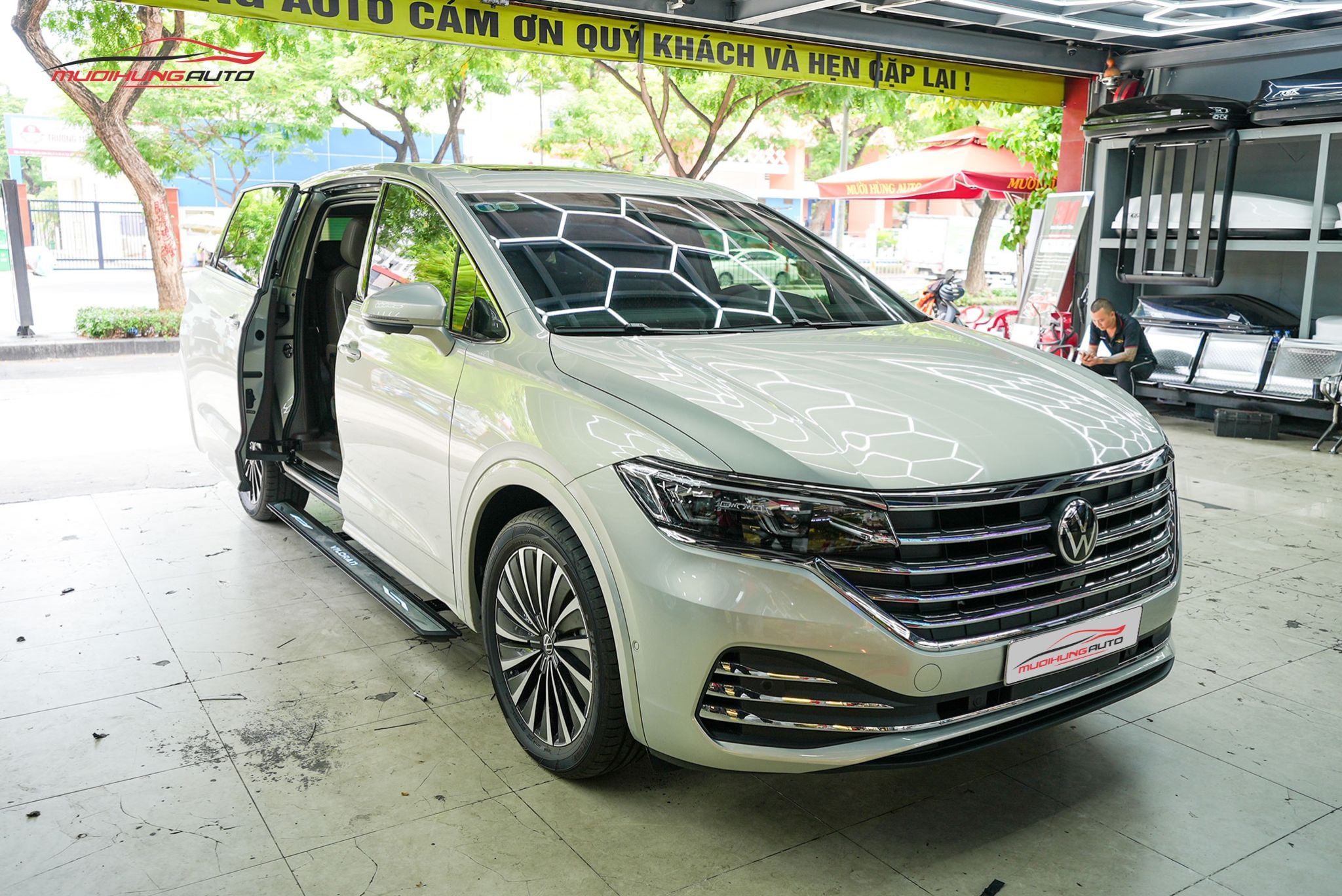 Bệ bước chân điện Volkswagen Viloran 2024