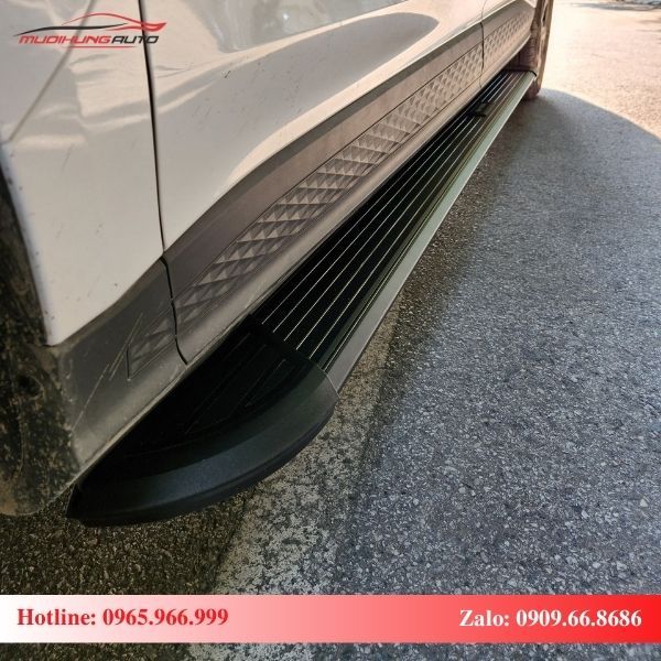 Bệ bước chân Hyundai Custin có độ chắc chắn cao