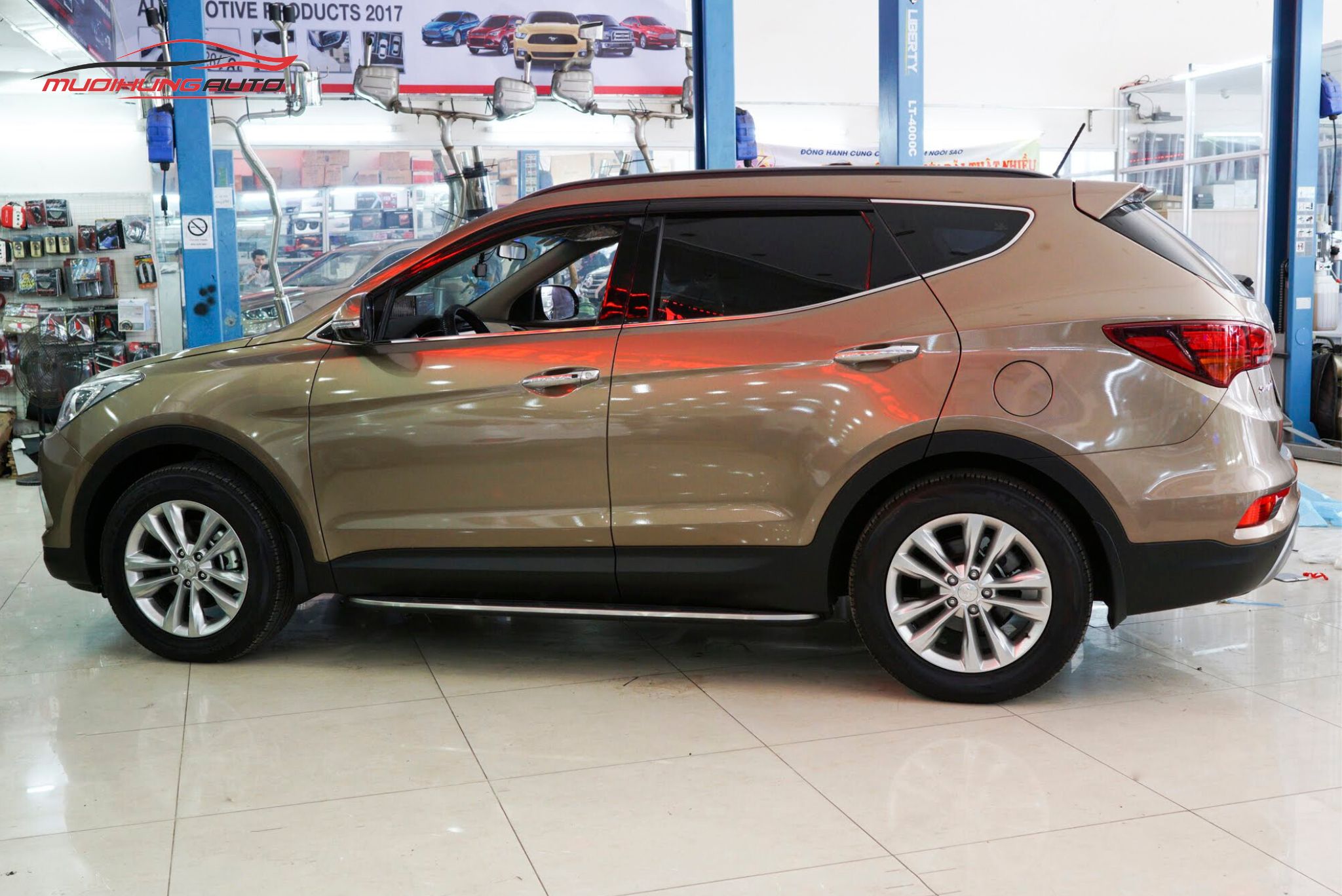 Bệ bước chân Hyundai Santafe 2018