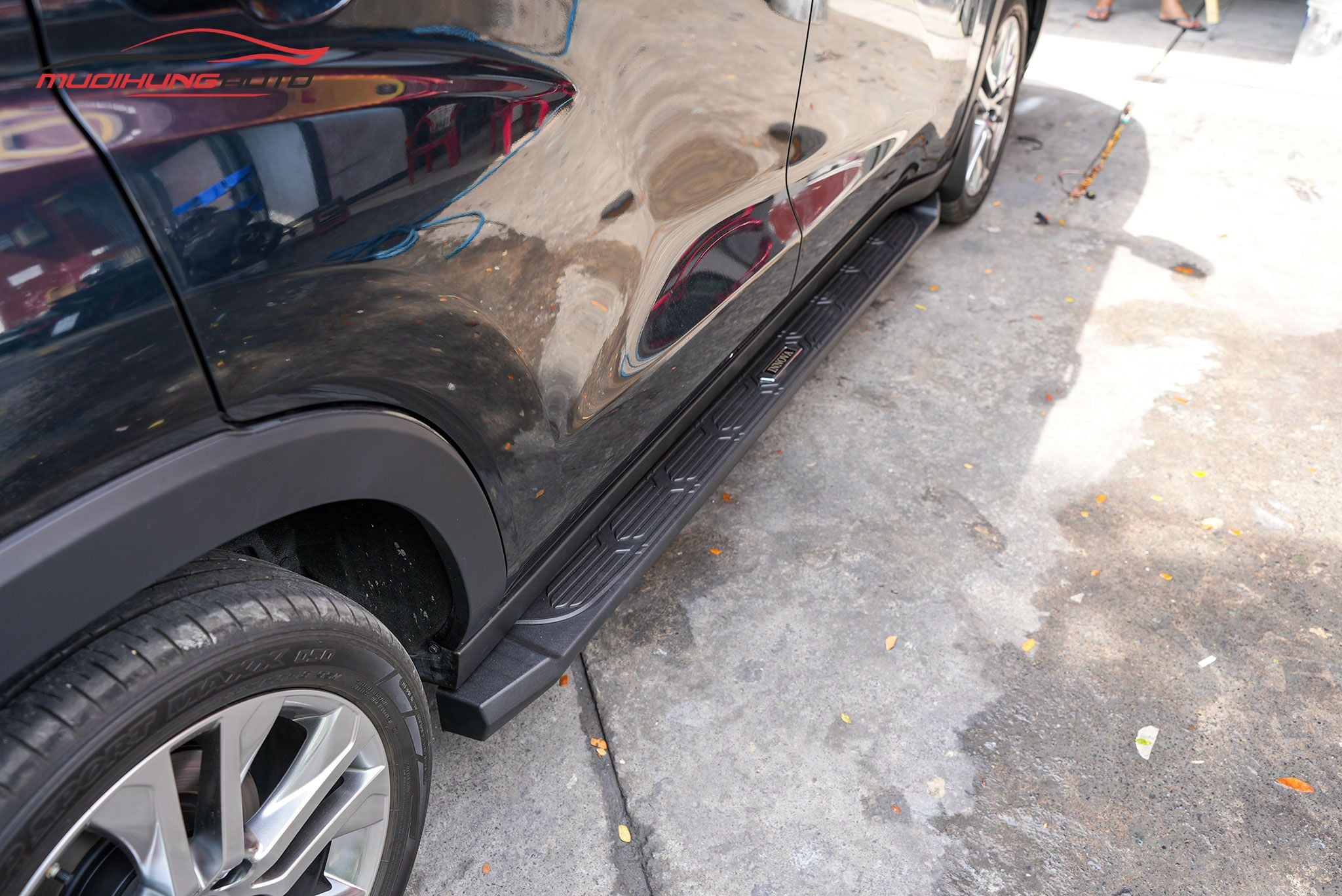 Bệ bước chân lên xuống xe Toyota Innova Cross 2024