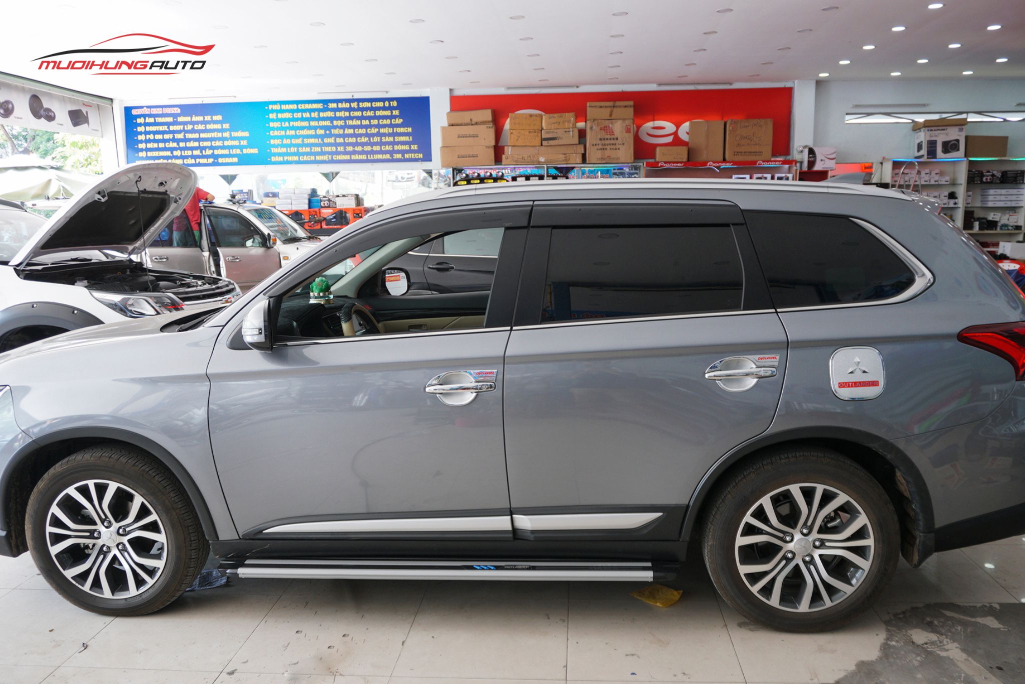 Bệ bước chân Mitsubishi Outlander