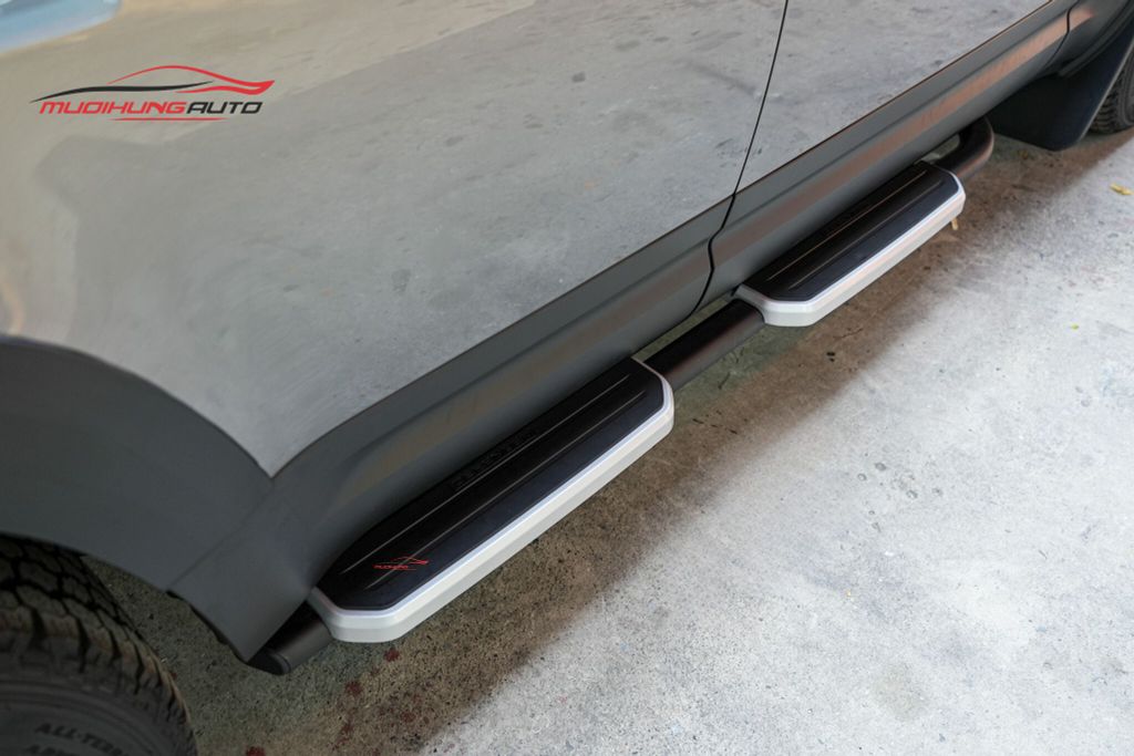 Bệ bước chân ô tô Defender