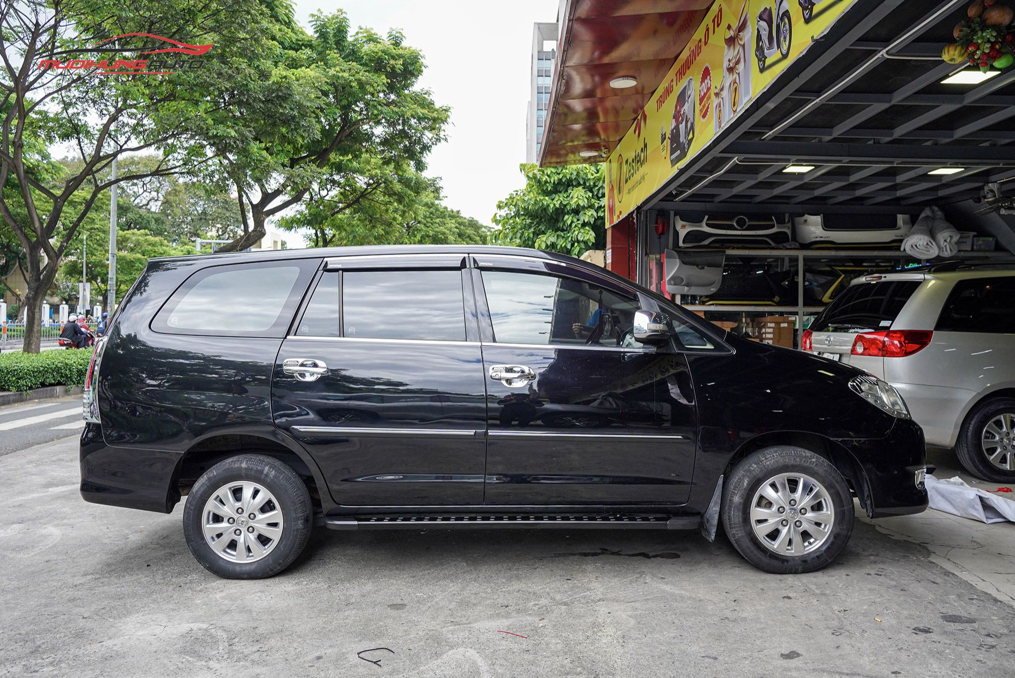 Bệ bước chân Toyota Innova 2008
