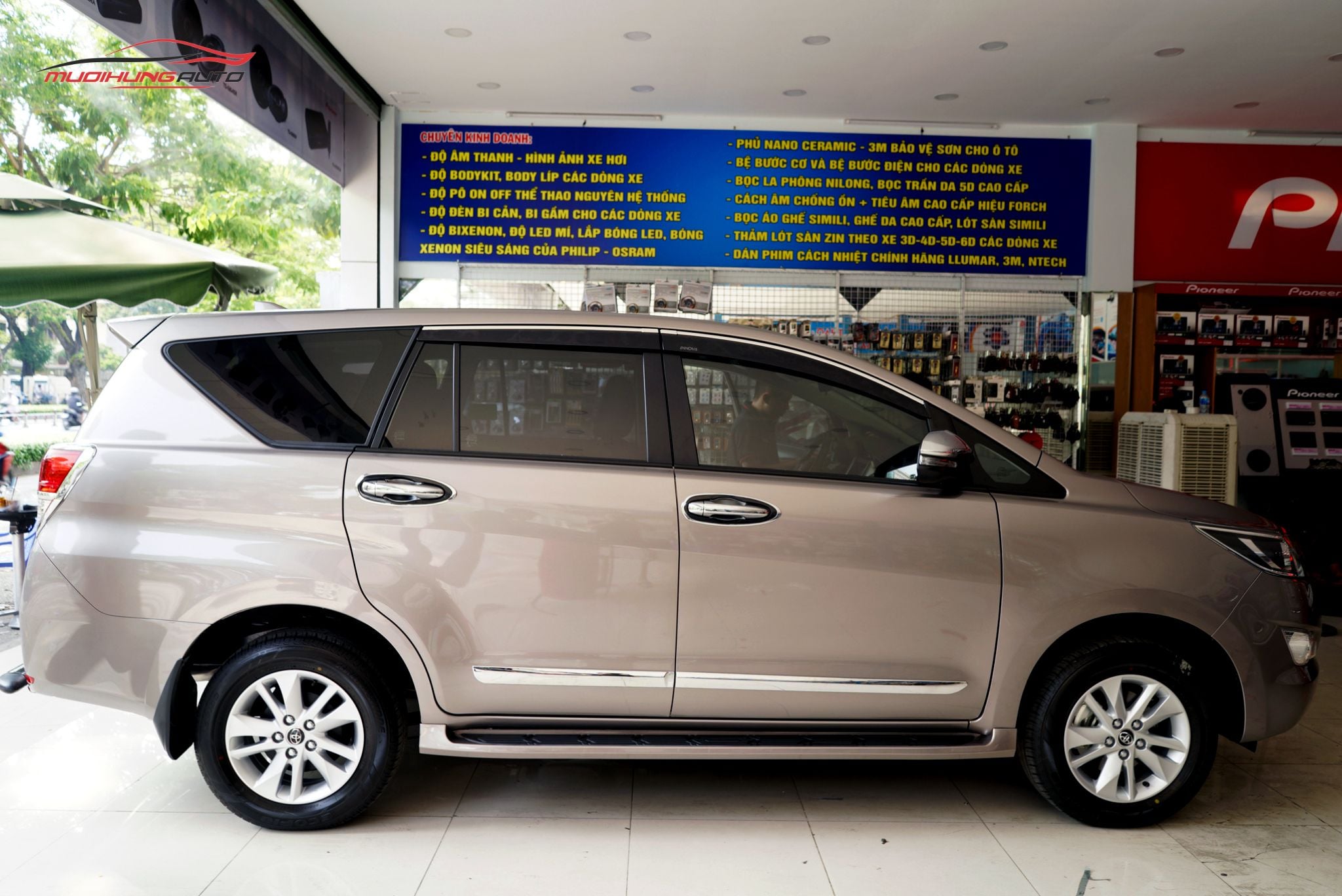 Bệ bước chân Toyota Innova 2019