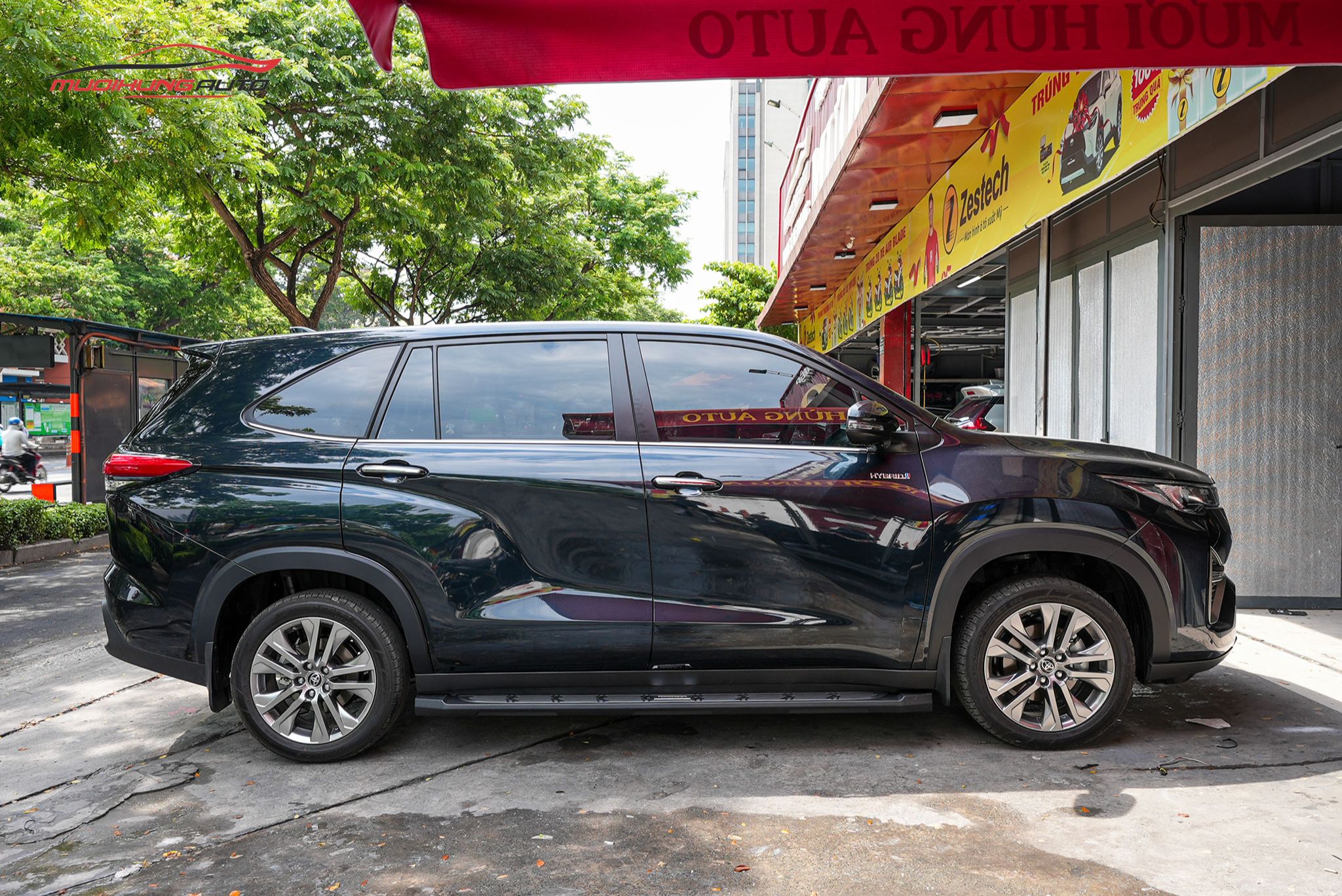 Bệ bước chân Toyota Innova 2022 - 2023