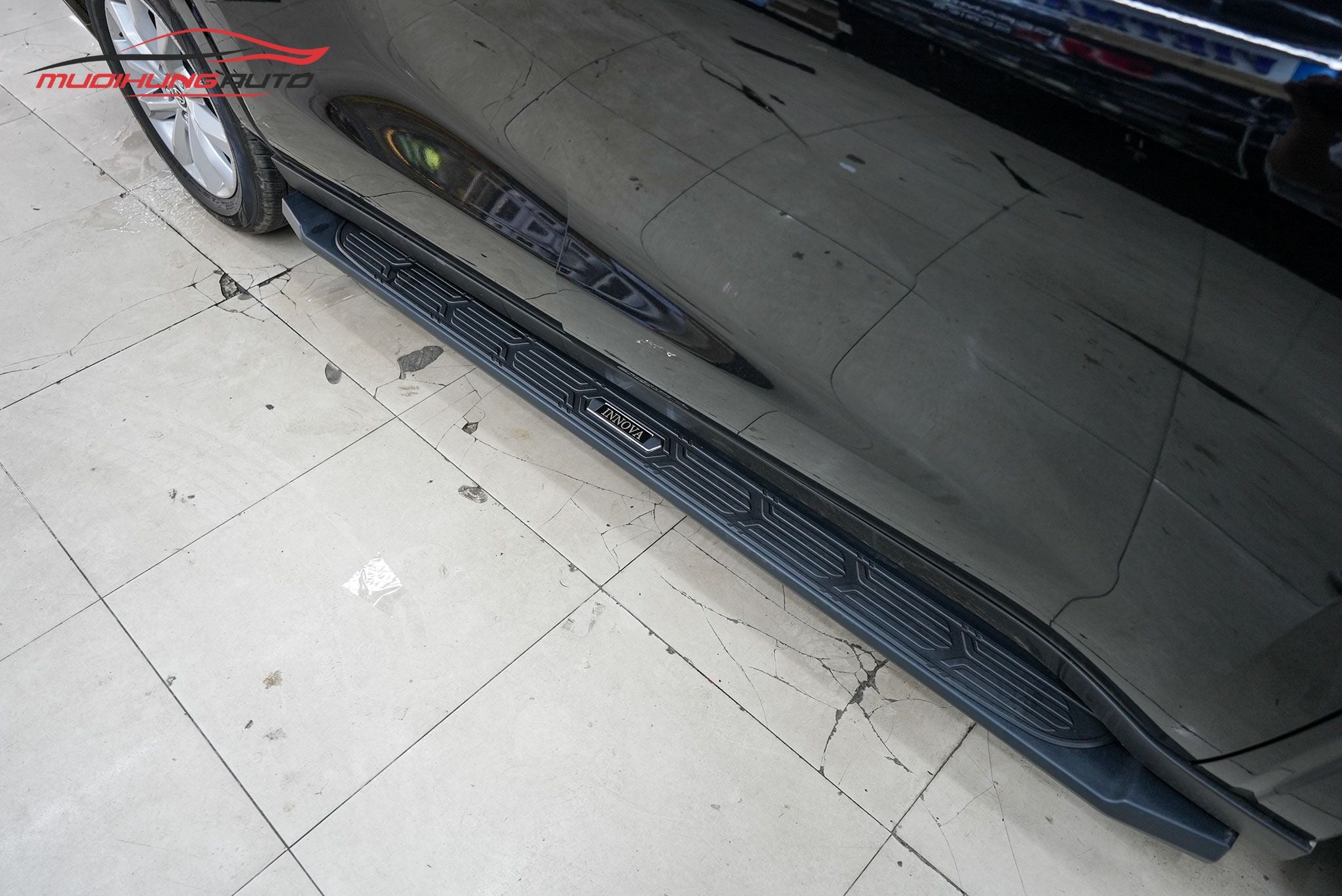 Bệ bước chân Toyota Innova Cross 2024