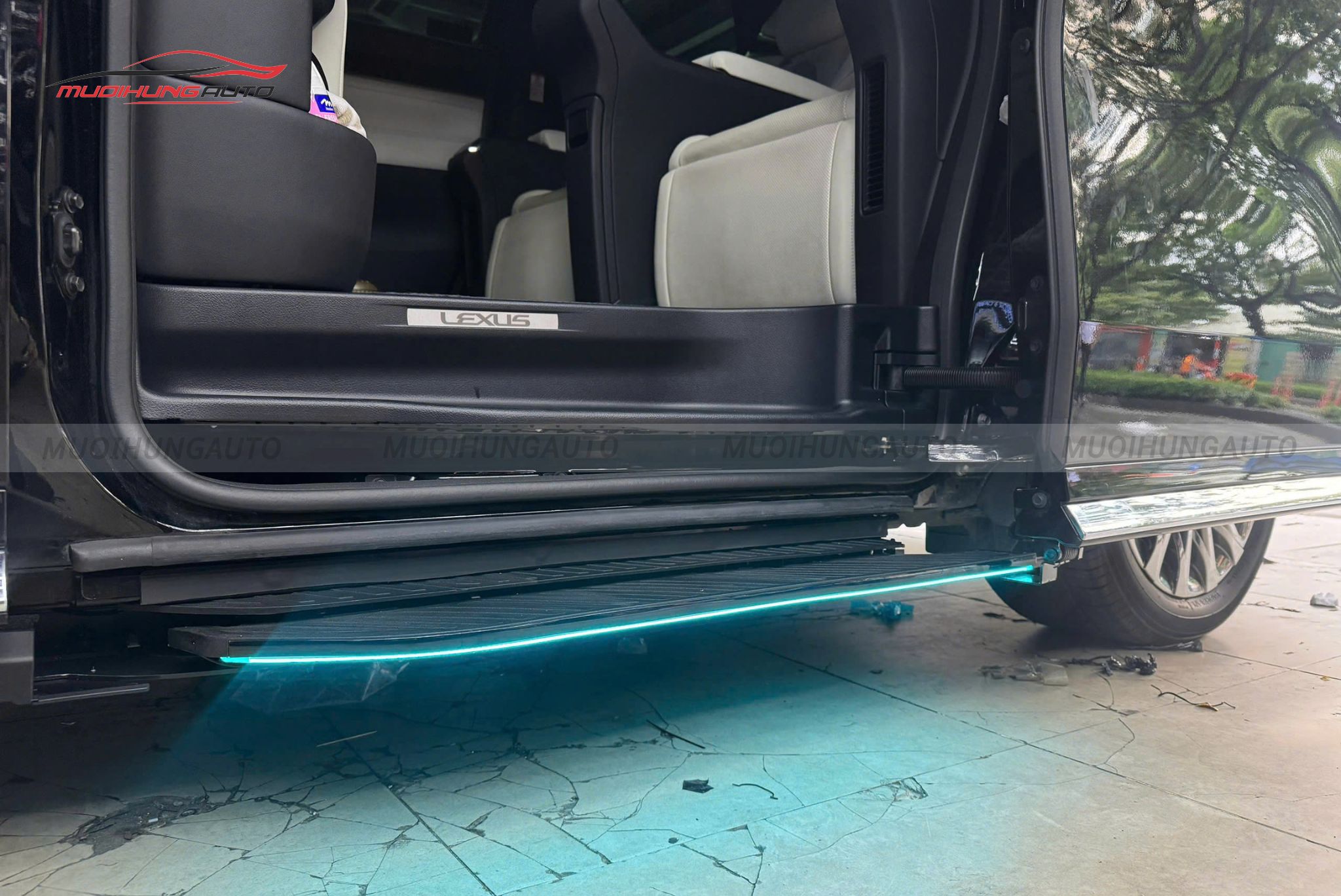 Bệ bước chân tự động Lexus LM350