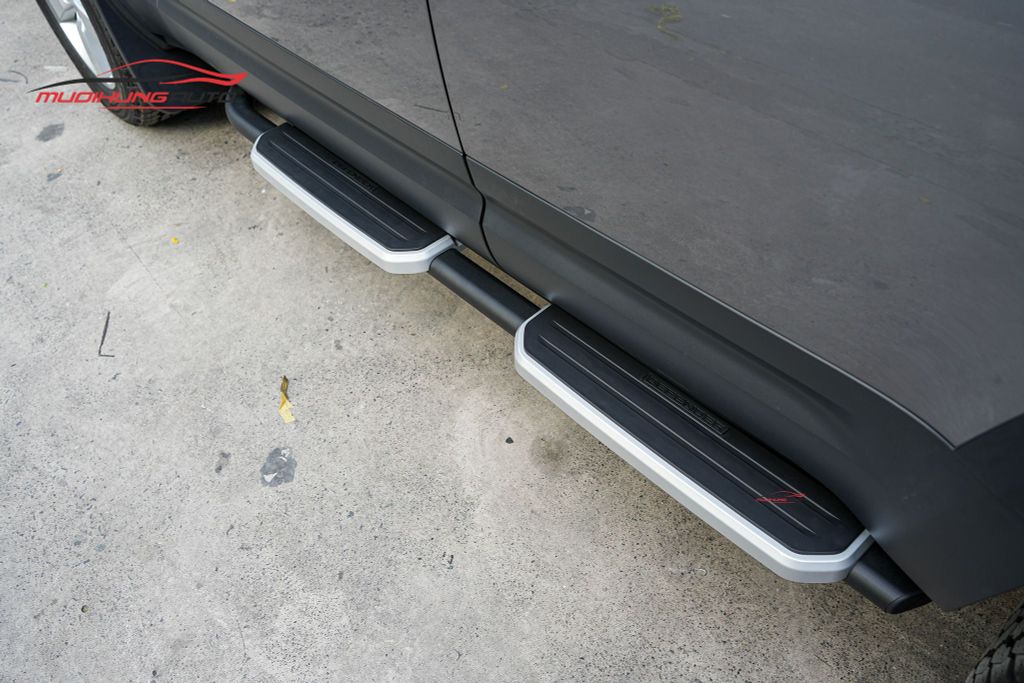 Bệ bước chân xe Defender