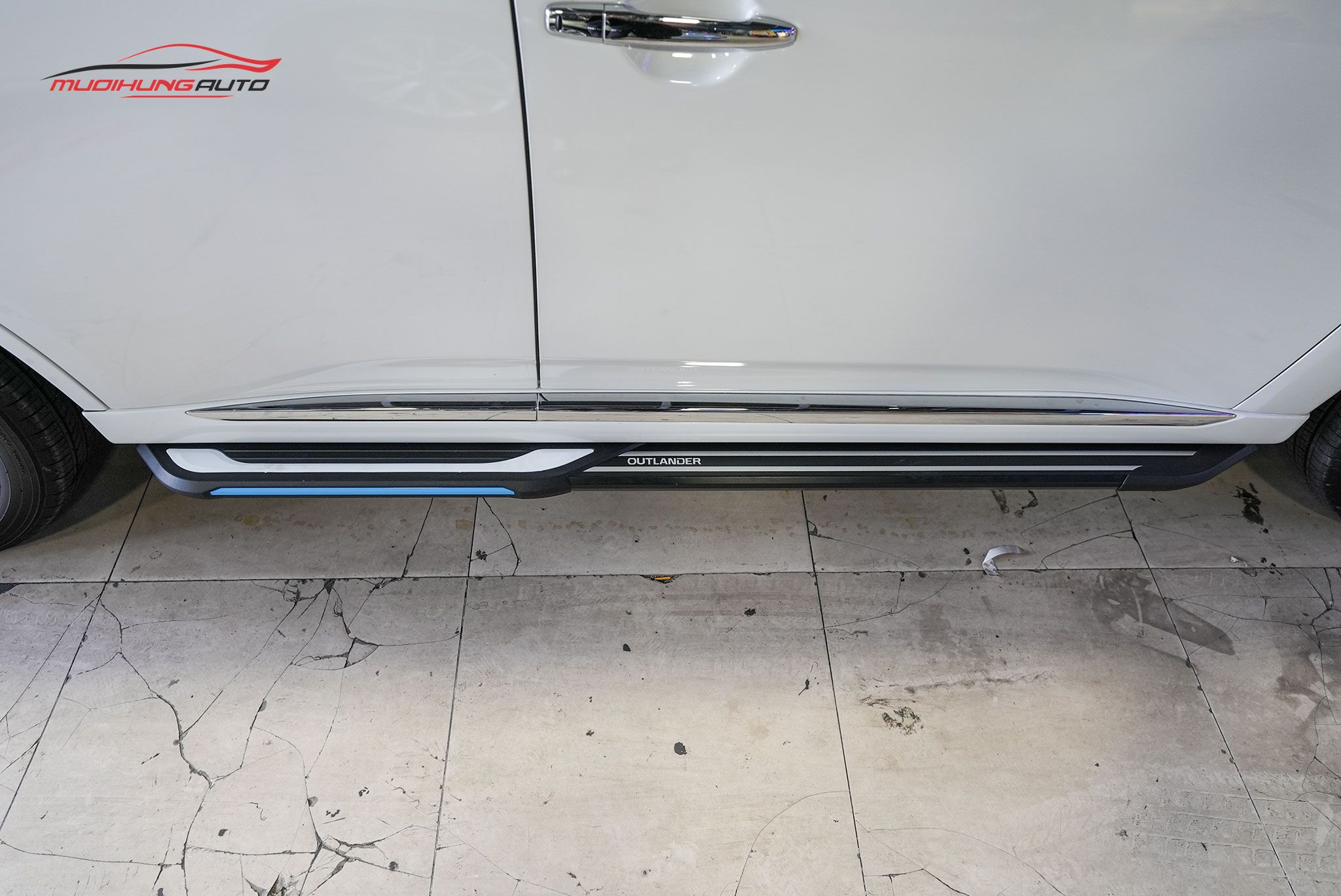 Bệ bước chân xe Mitsubishi Outlander