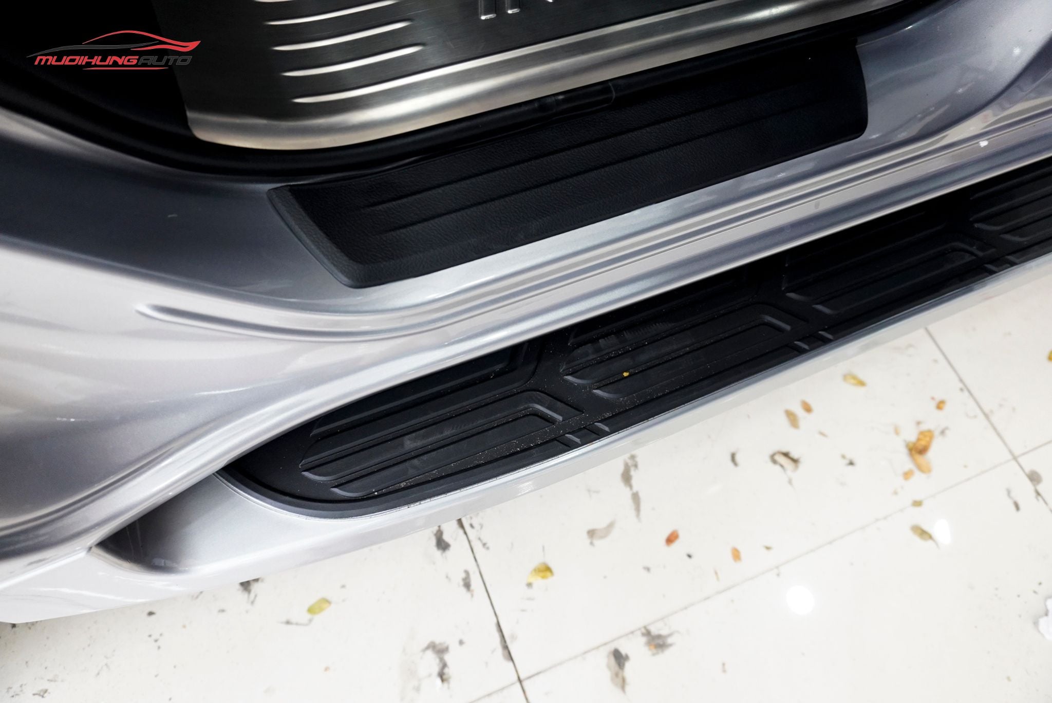 Bệ bước chân xe Toyota Innova 2019