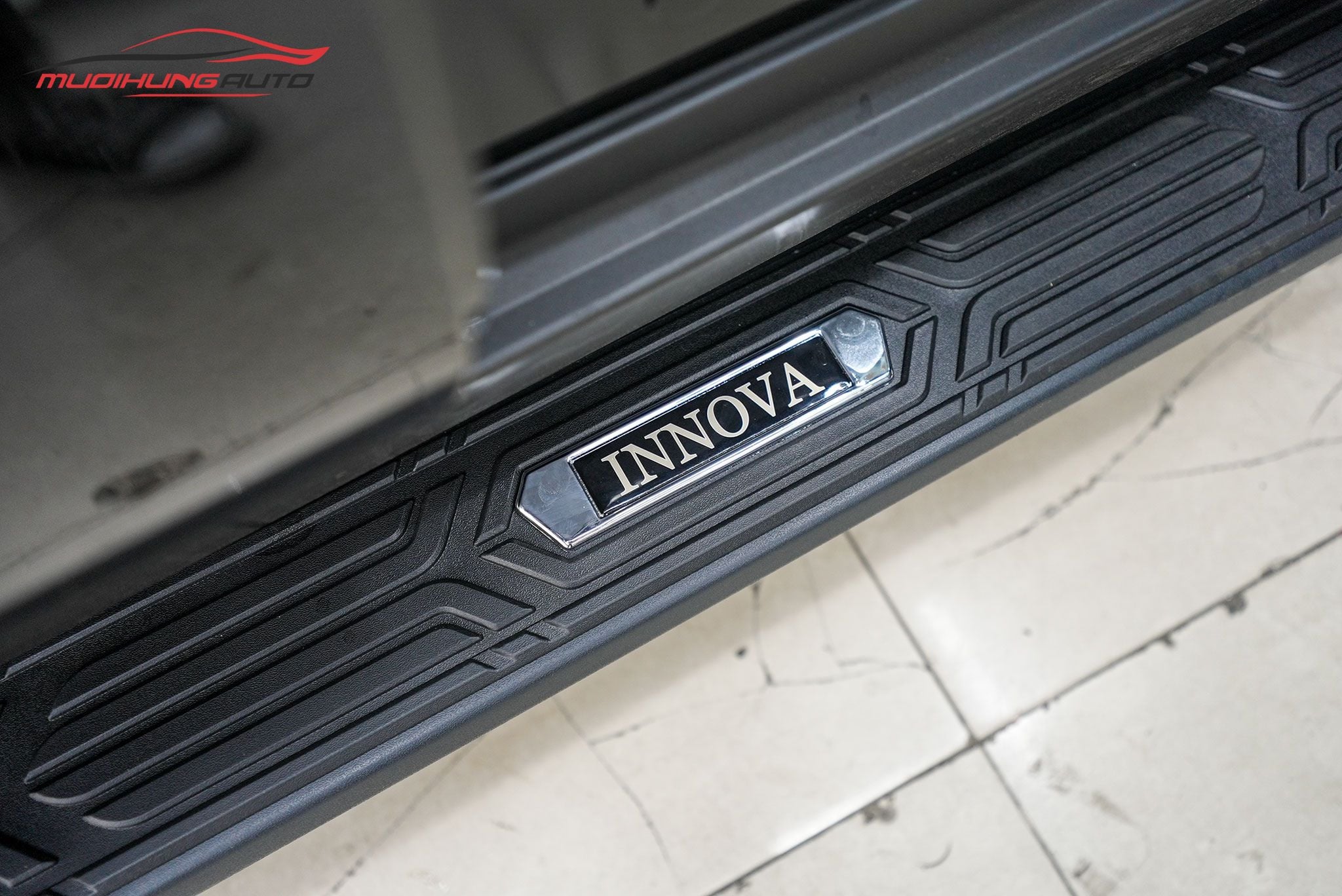 Bệ bước chân xe Toyota Innova Cross 2024