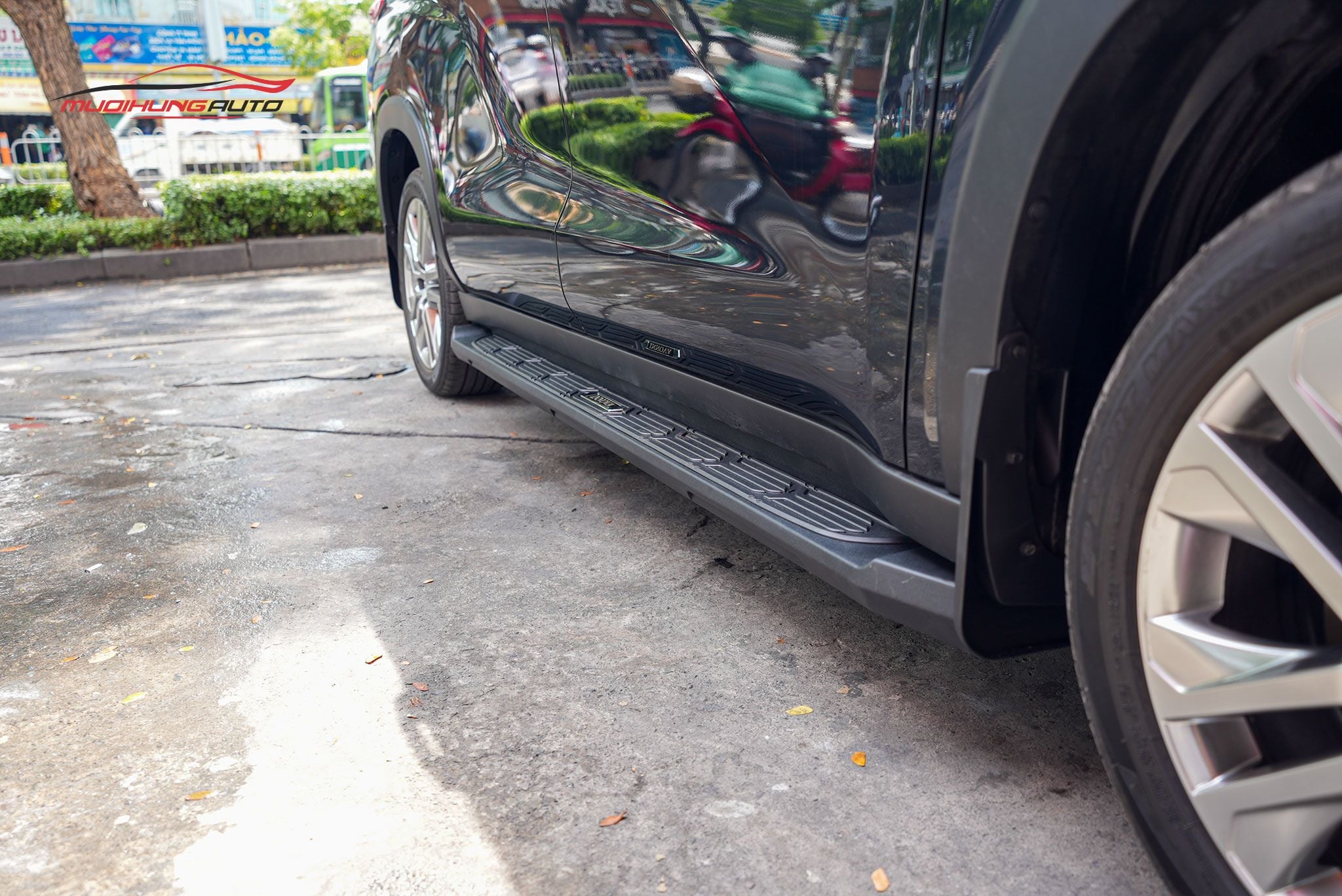 Bệ bước chân xe Toyota Innova Cross 2024