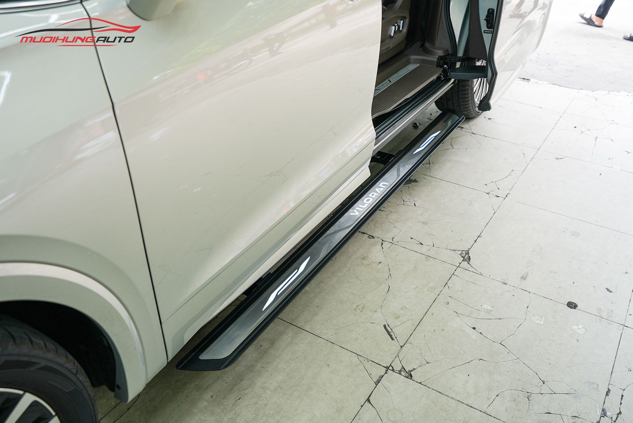 Bệ bước chân xe Viloran có đèn