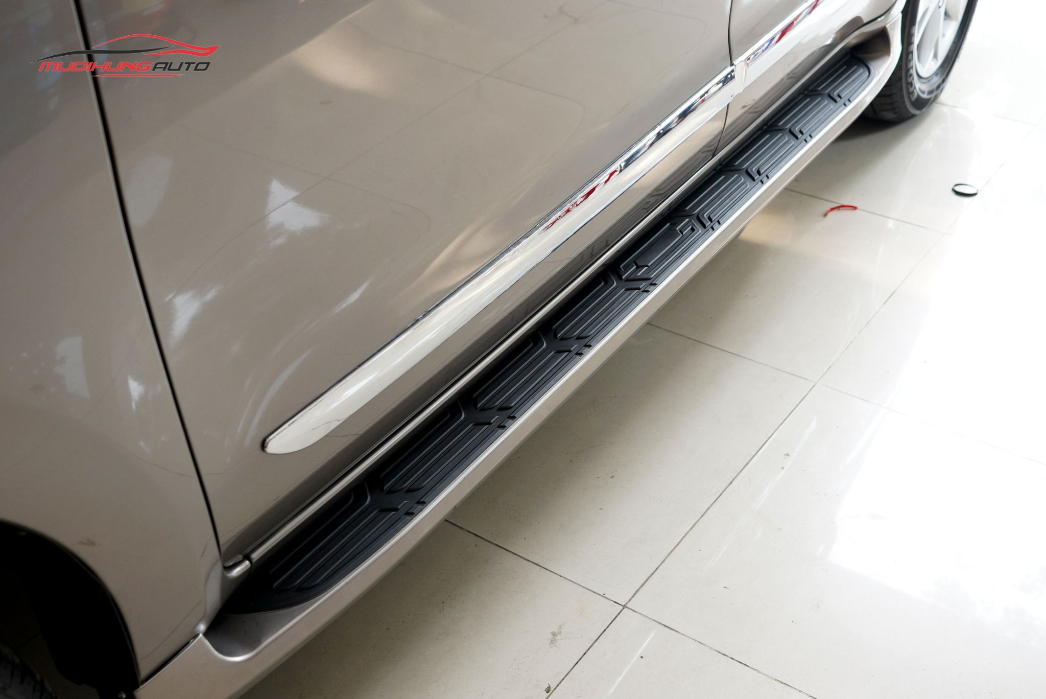 Bệ bước chân cho xe Toyota Innova 2008