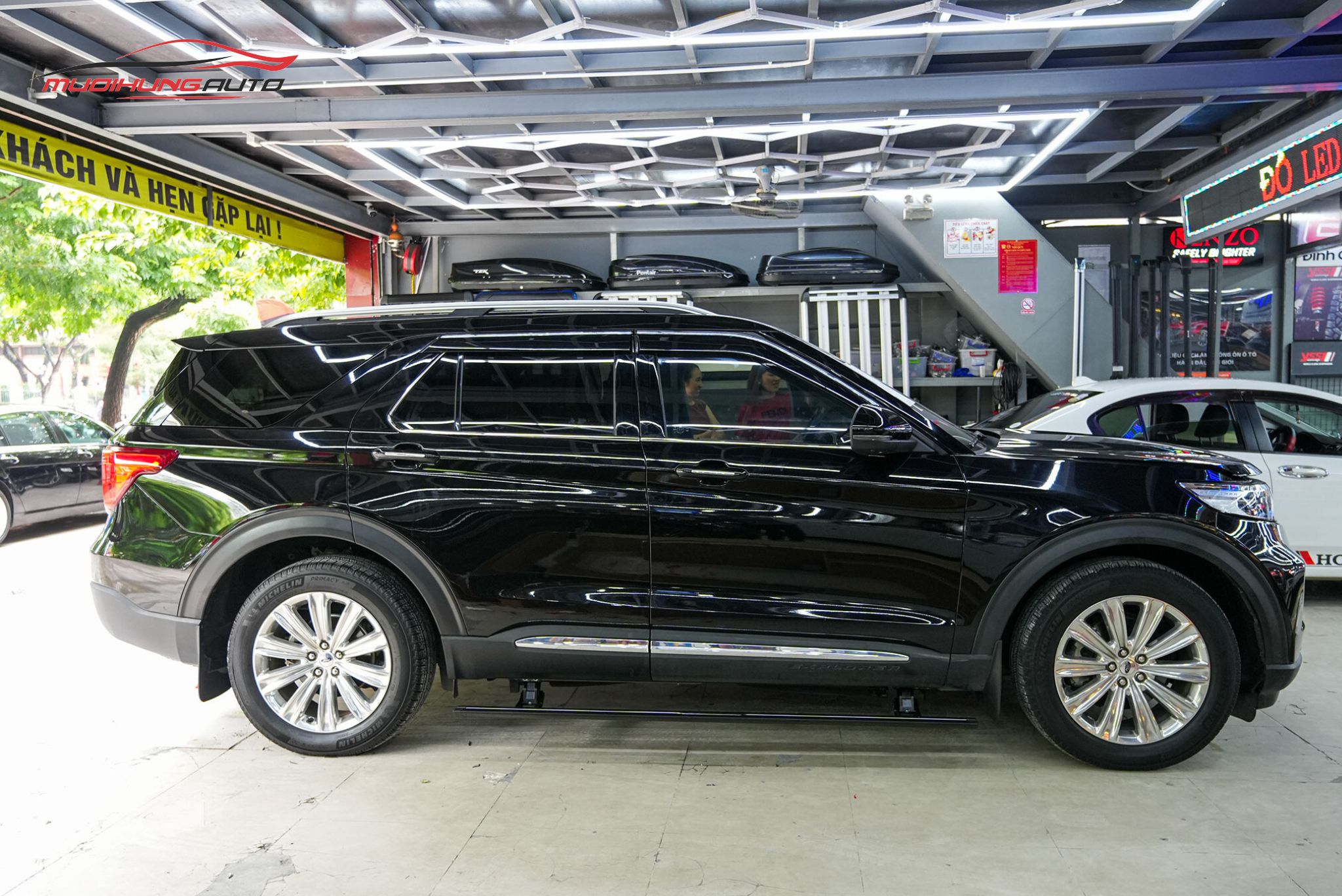 Bệ bước điện Ford Explorer 2022