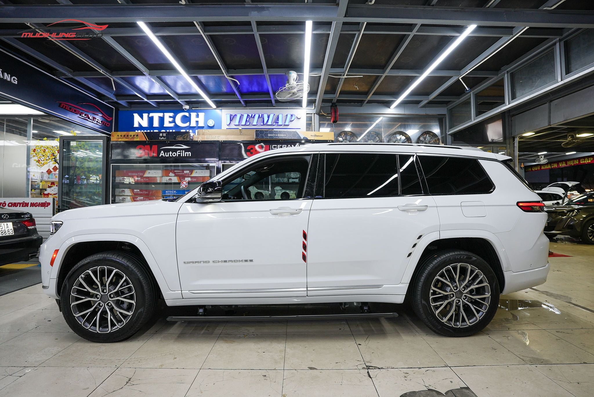 Bệ bước điện Jeep Grand Cherokee 2023