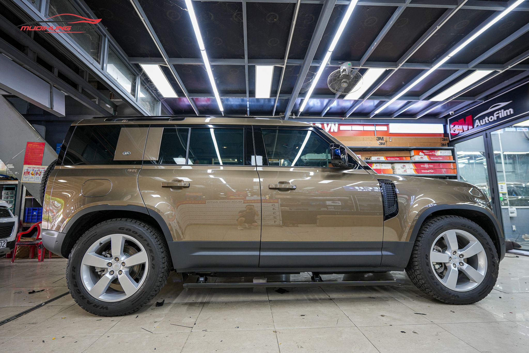 Bệ bước điện Land Rover Defender 2022