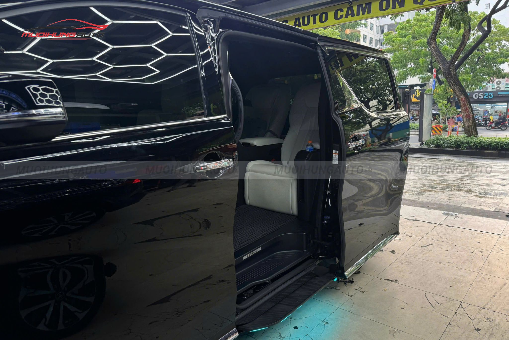 Bệ bước điện Lexus LM350