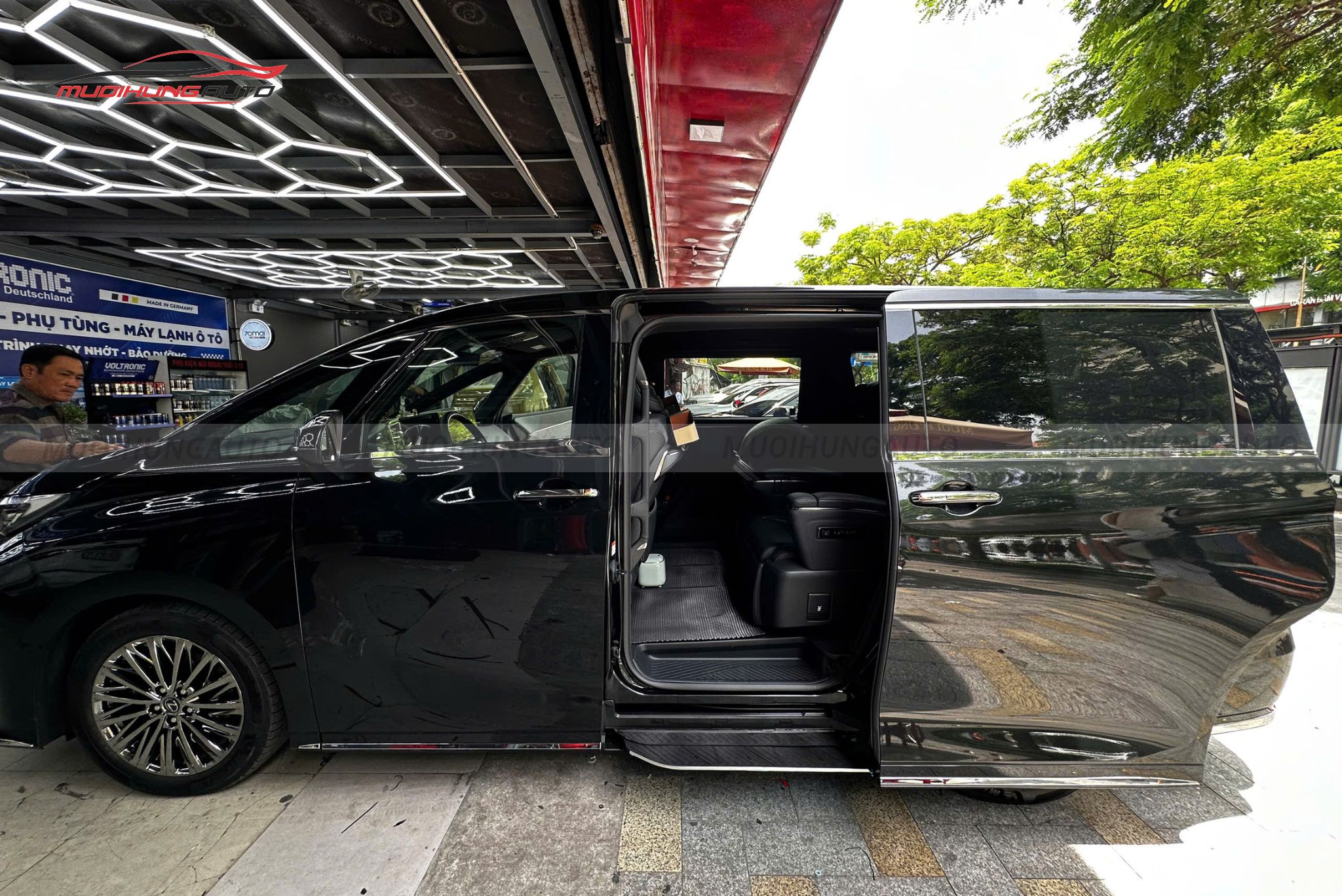 Bệ bước điện Lexus LM500h