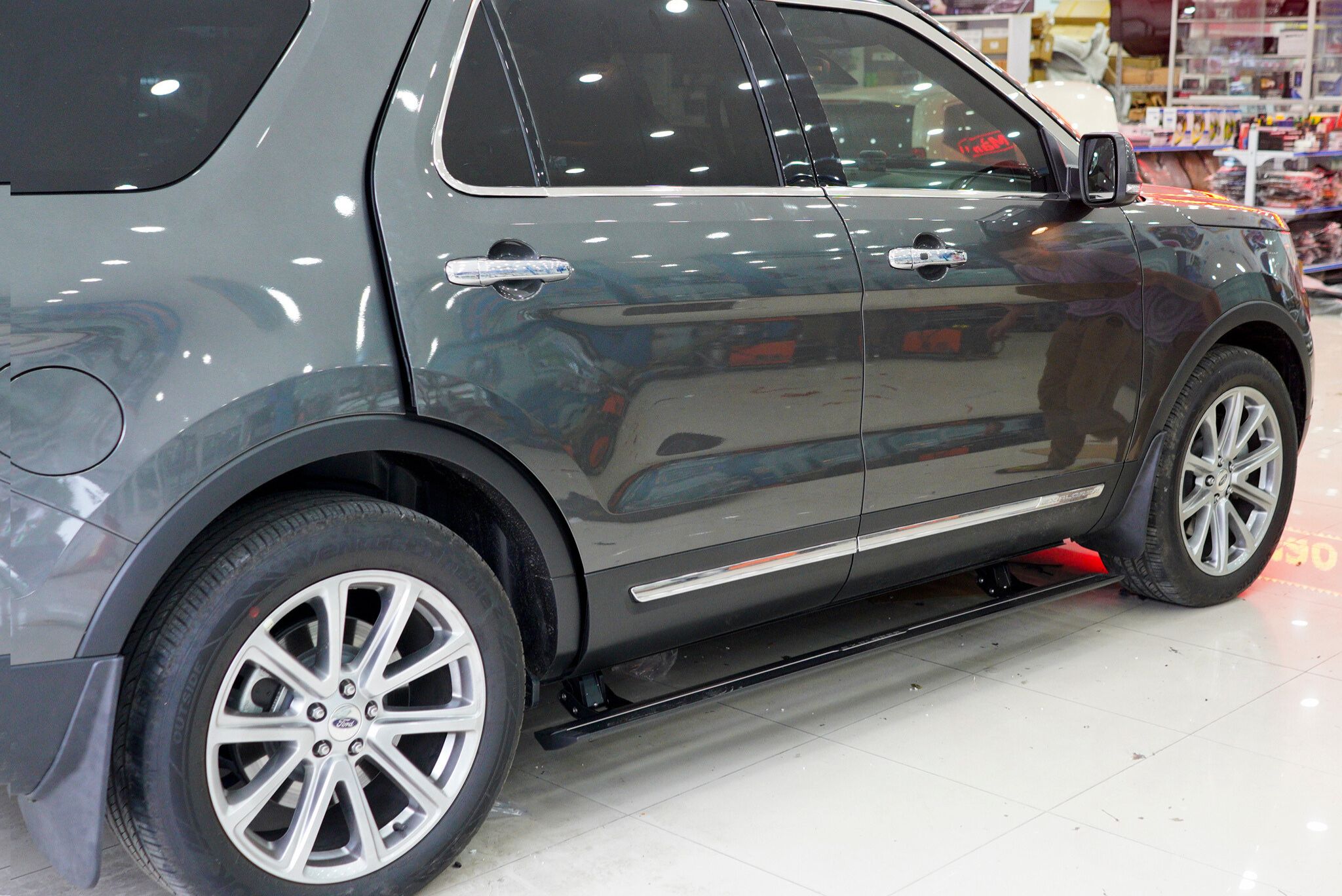 Bệ bước điện ô tô Ford Explorer 2018