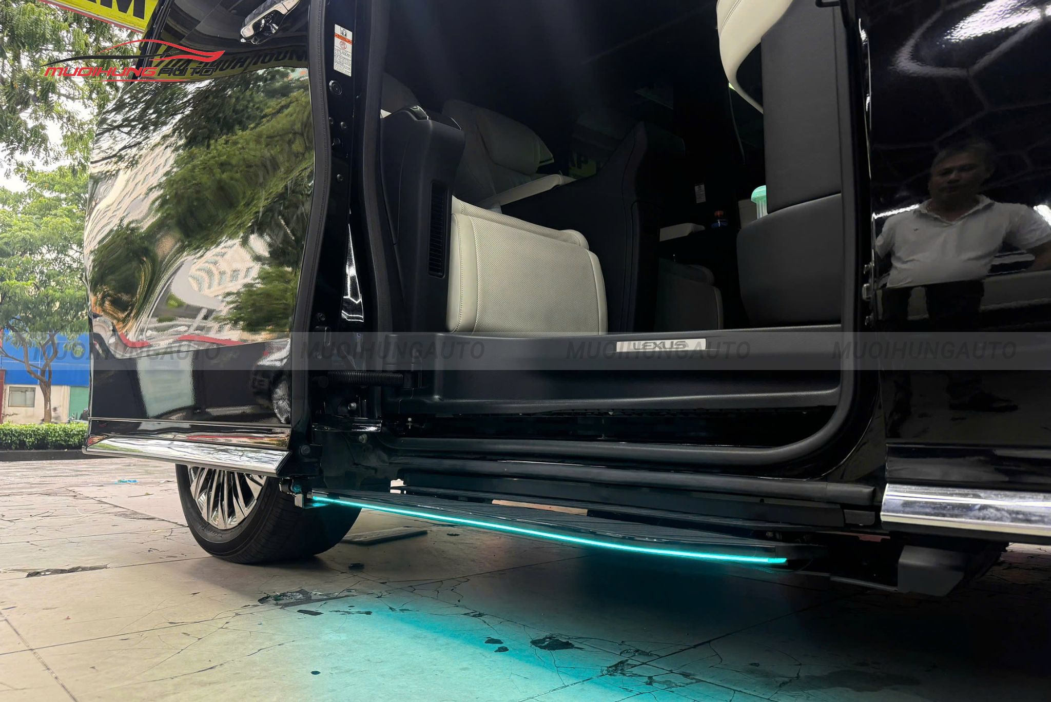 Bệ bước điện ô tô Lexus LM350