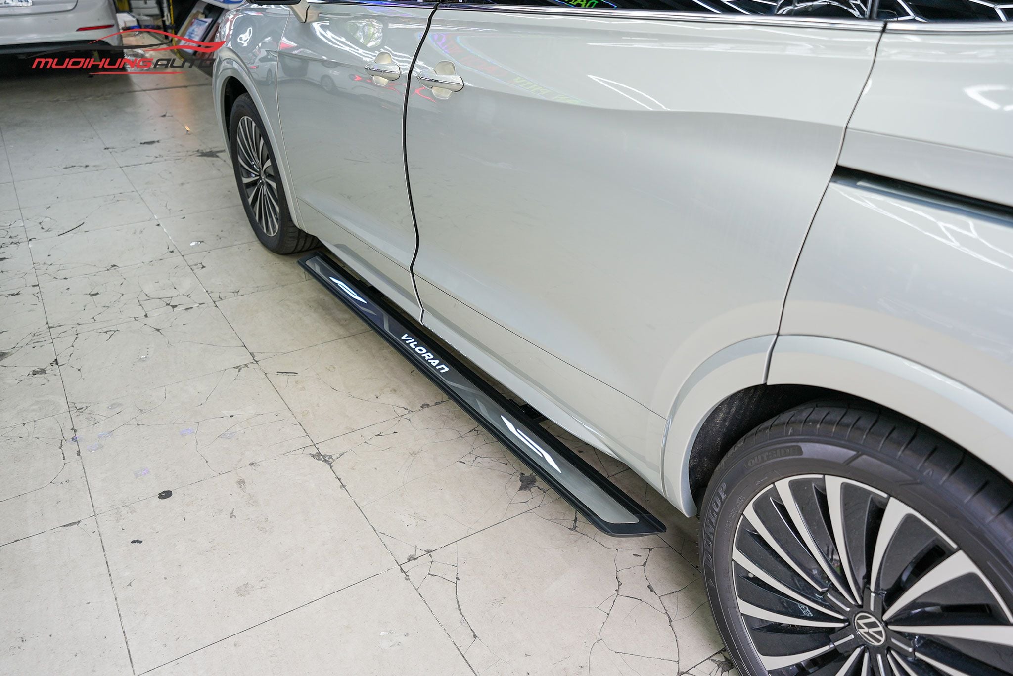 Bệ bước điện ô tô Viloran có đèn