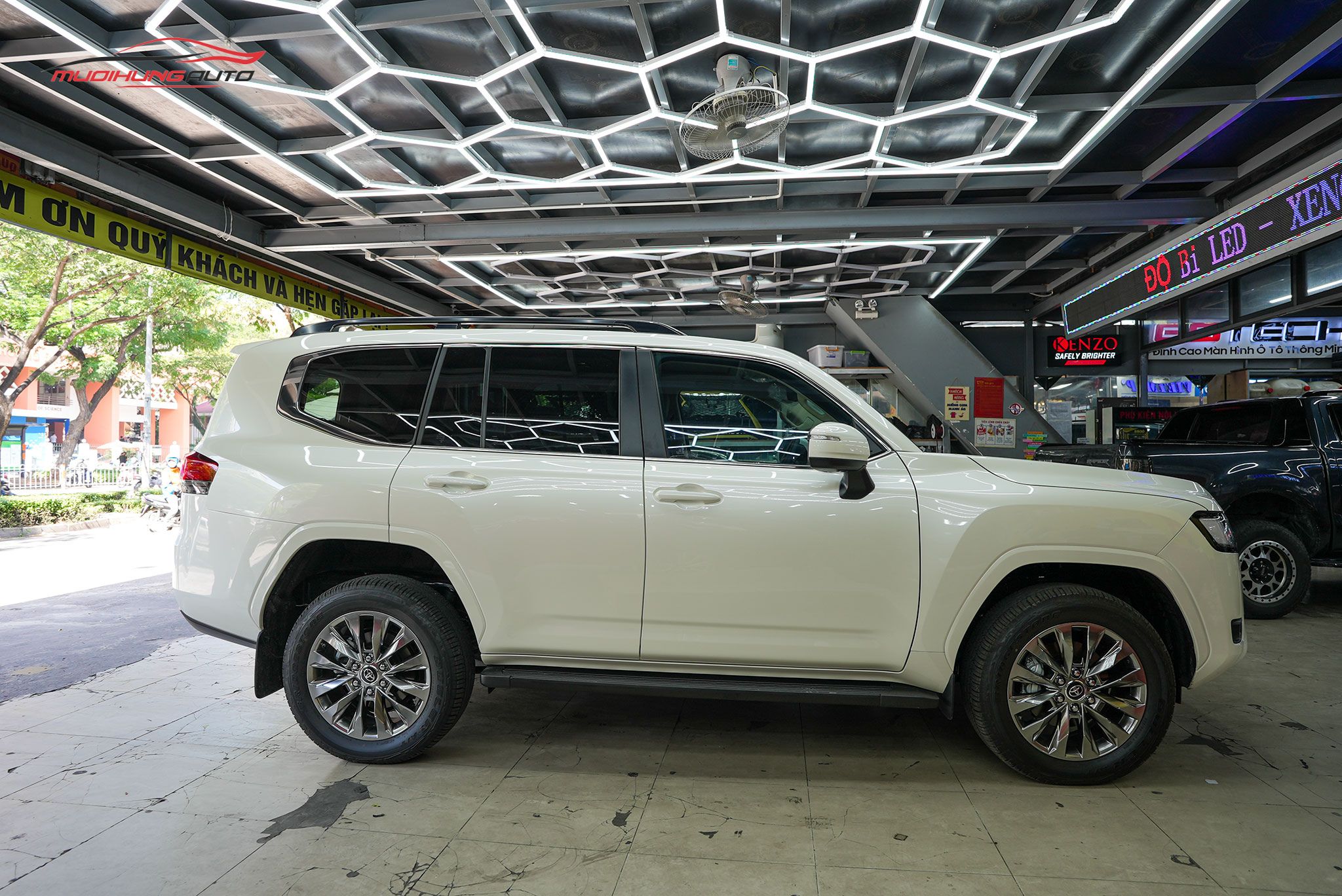 Bệ bước điện Toyota Land Cruiser Prado LC300 2023