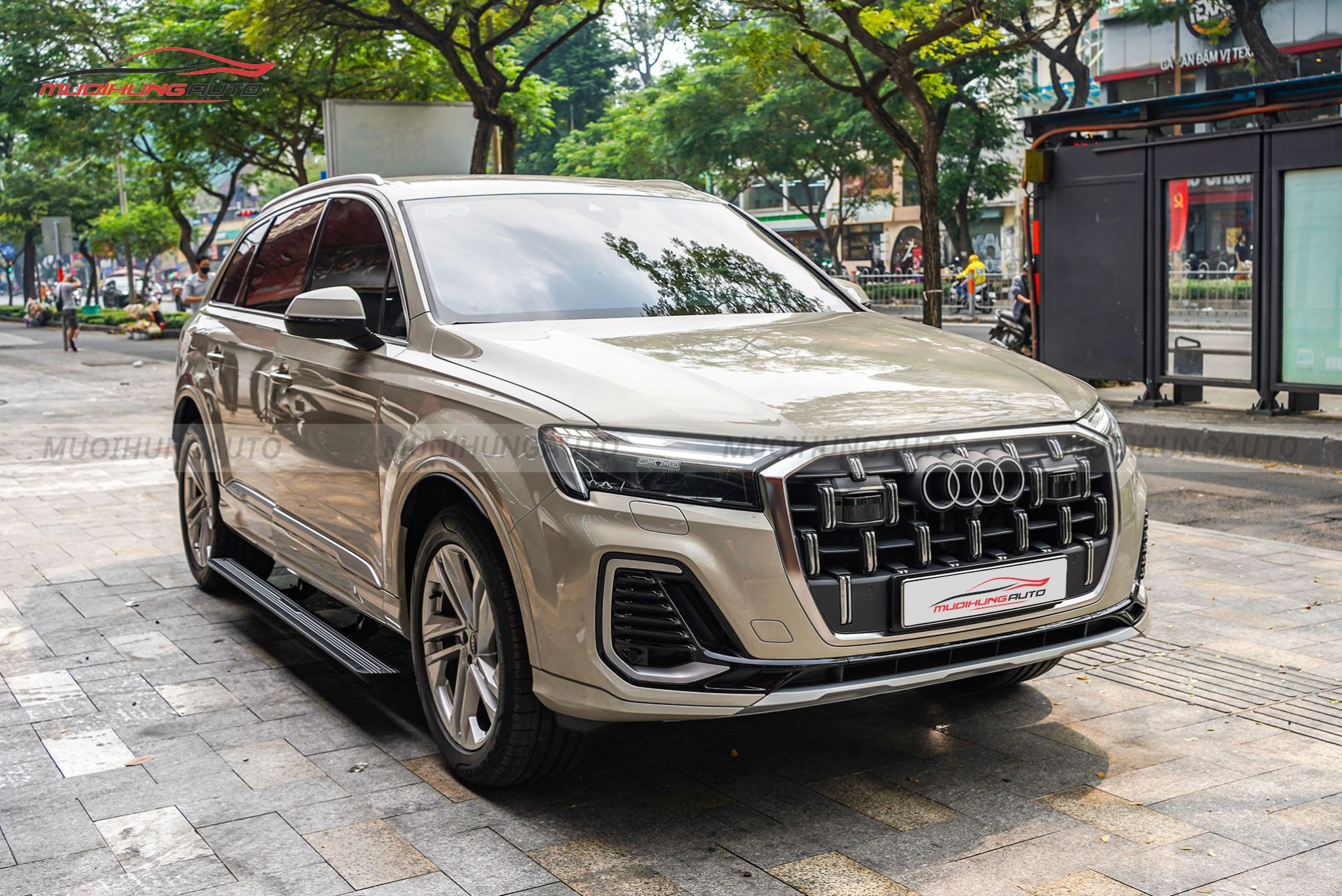 Bệ bước điện tự động Audi Q7 2024