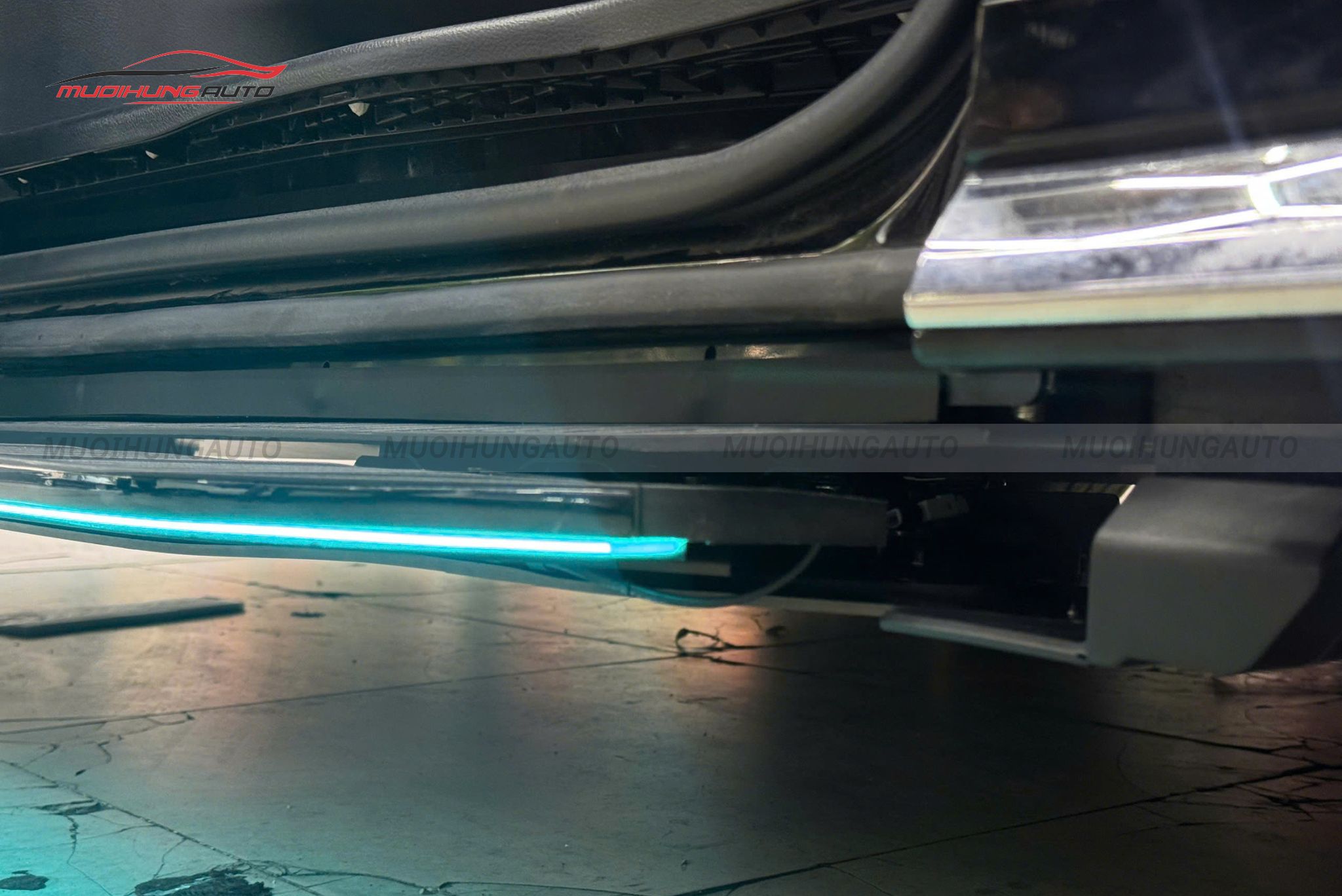 Bệ bước điện tự động Lexus LM350