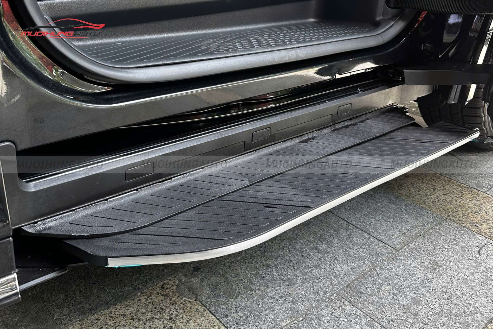 Bệ bước điện tự động Lexus LM500h