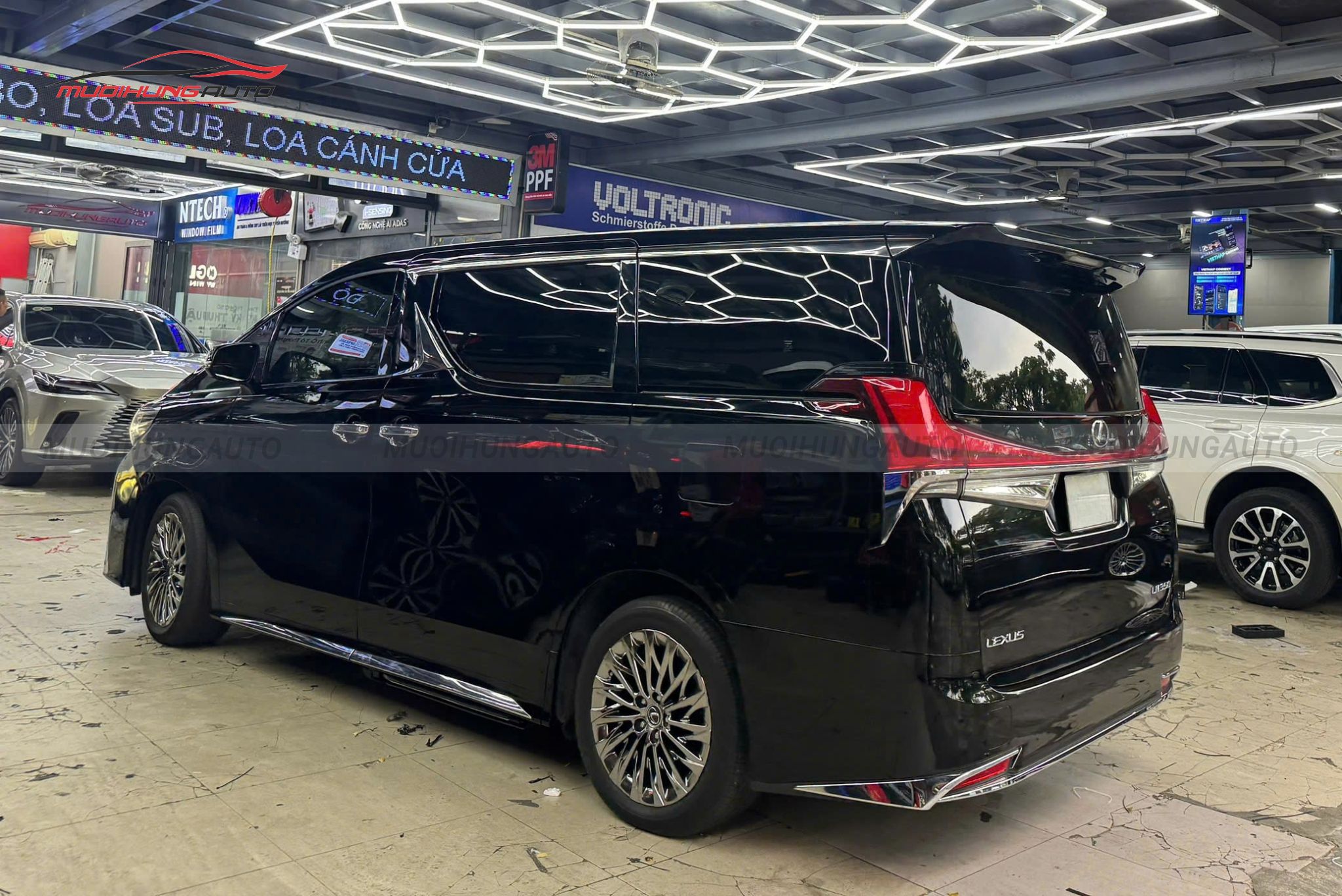 Bệ bước điện xe Lexus LM350