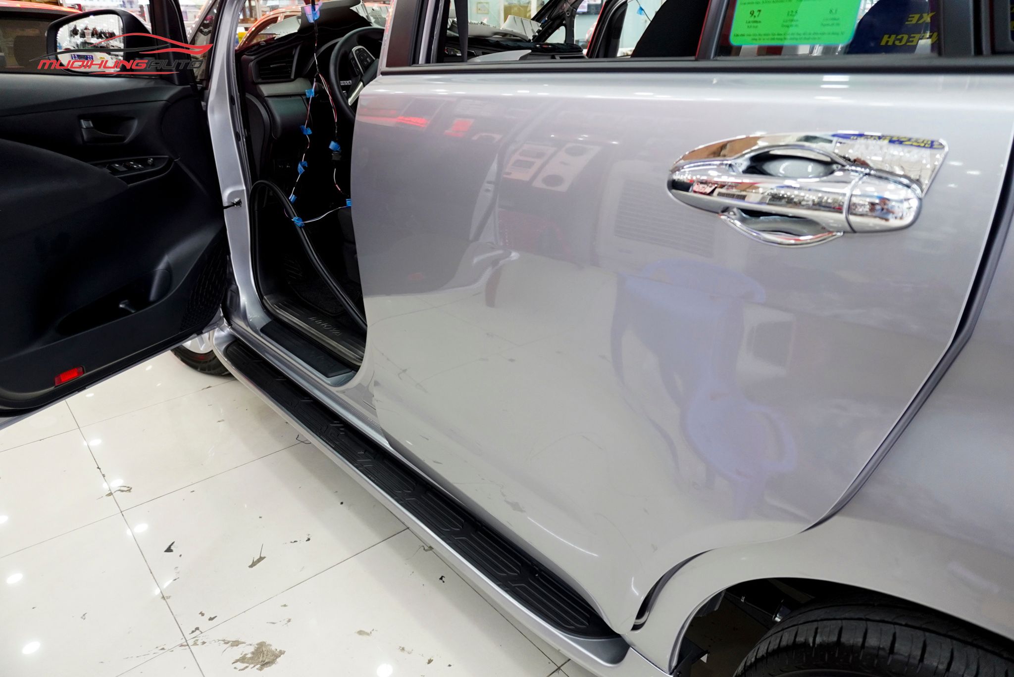 Bệ bước lên xuống Toyota Innova 2009