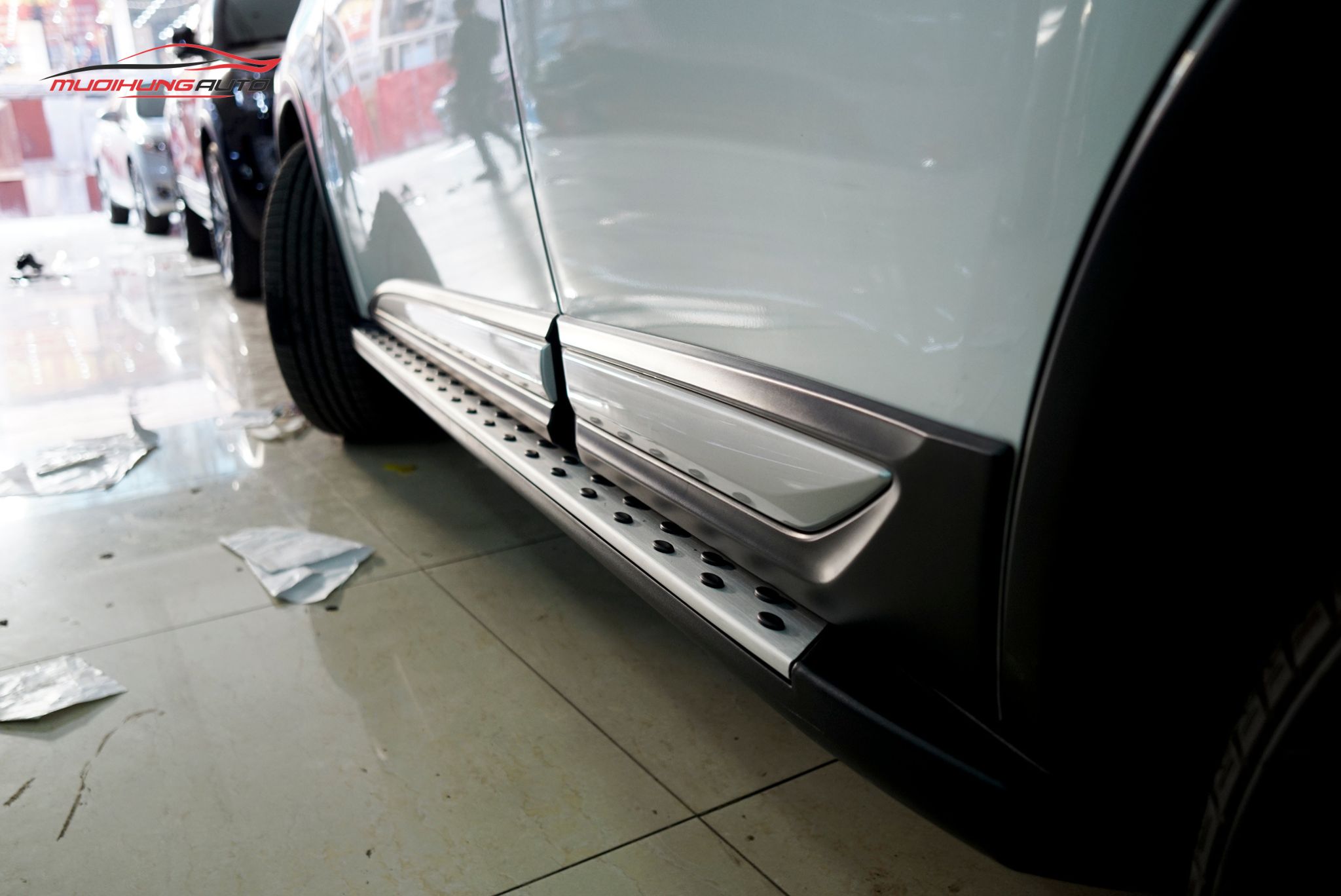 Bệ bước ô tô Mitsubishi Outlander