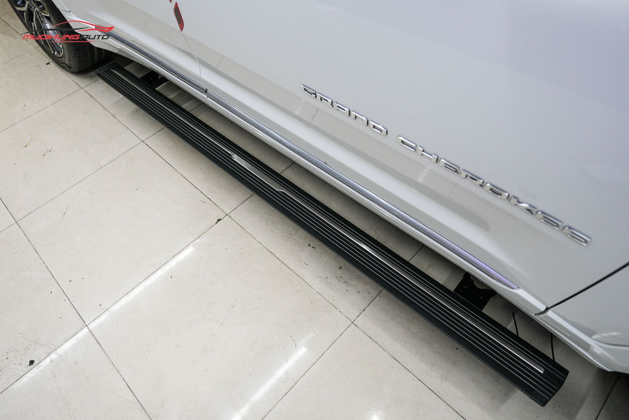 Bệ bước tự động cho xe Jeep Grand Cherokee 2023