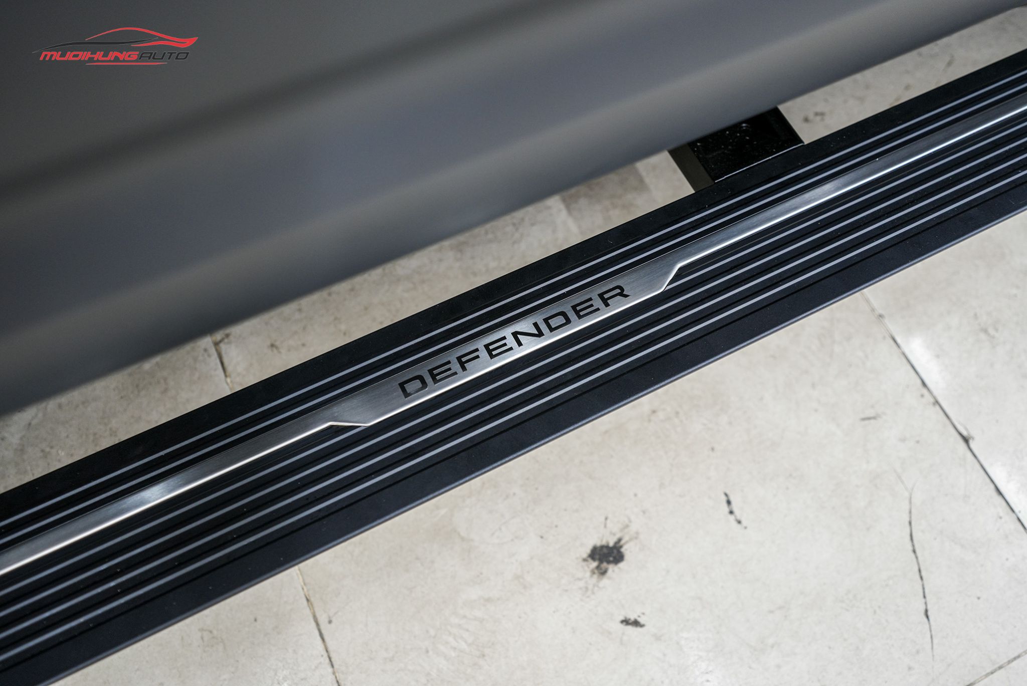 Bệ bước tự động cho xe Land Rover Defender 2022