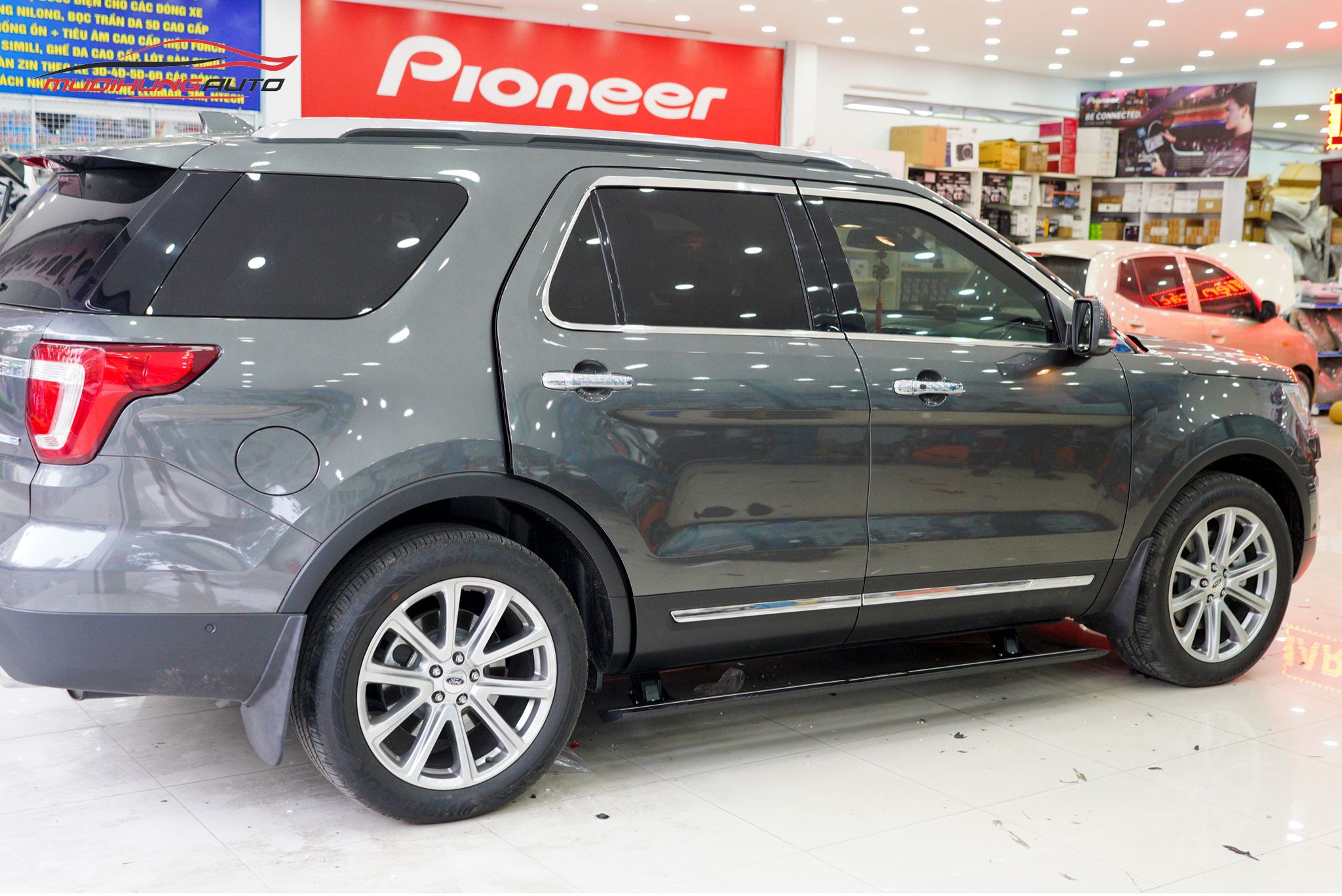 Bệ bước tự động Ford Explorer 2018