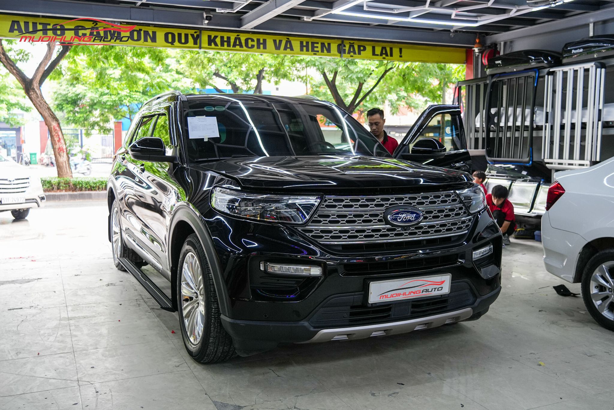 Bệ bước tự động Ford Explorer 2022