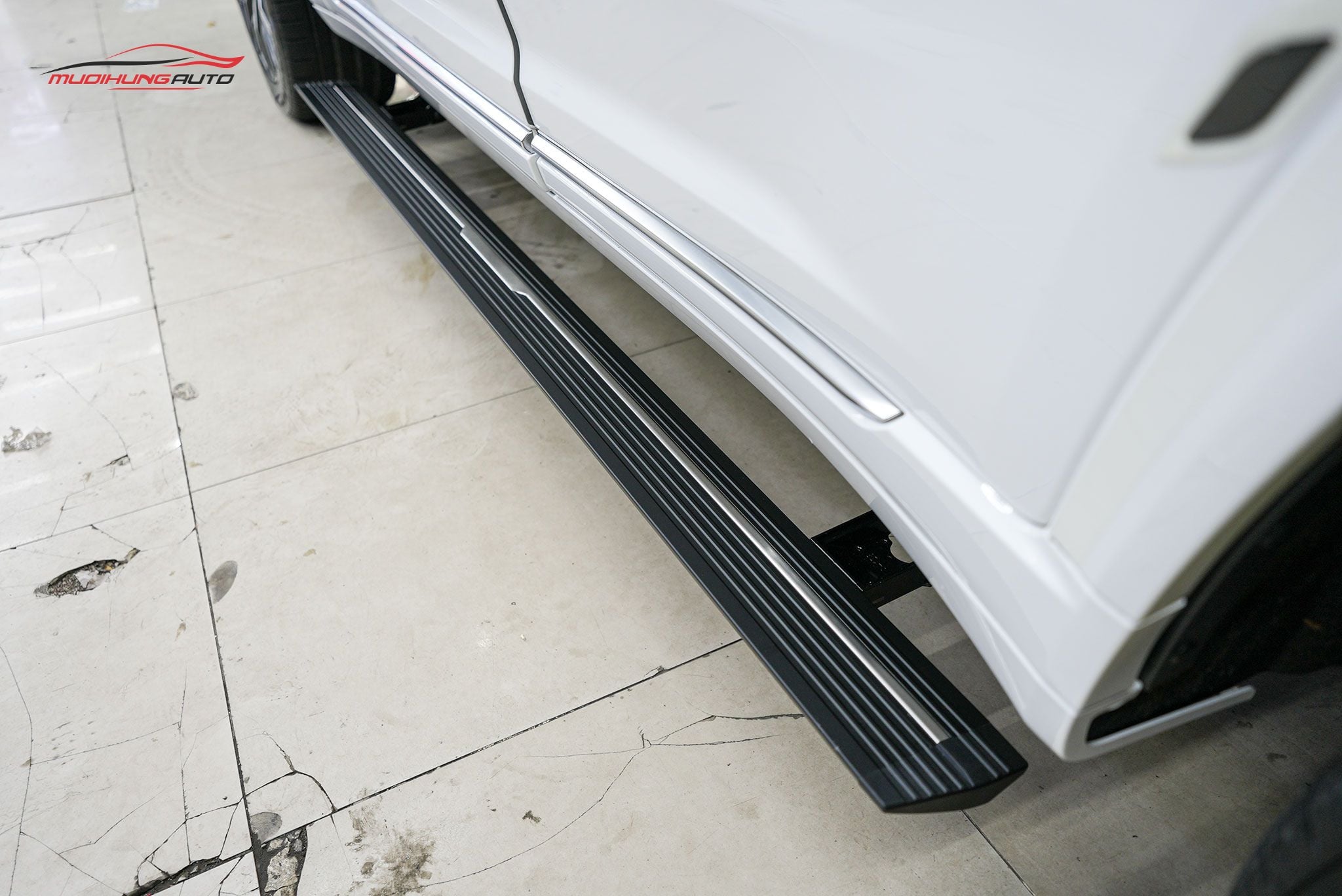 Bệ bước tự động Jeep Grand Cherokee 2023